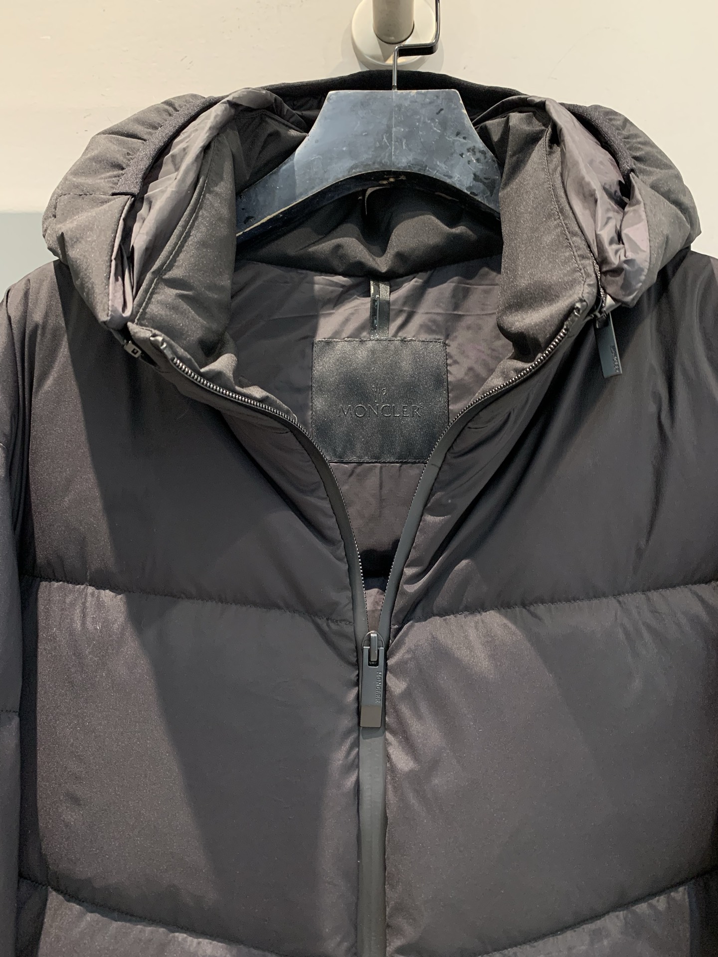 新款🔥出货啦📢 大货实拍 Moncle*2025秋冬新款男款黑标羽绒服，采用高品质鹅绒填充，保暖力满分!