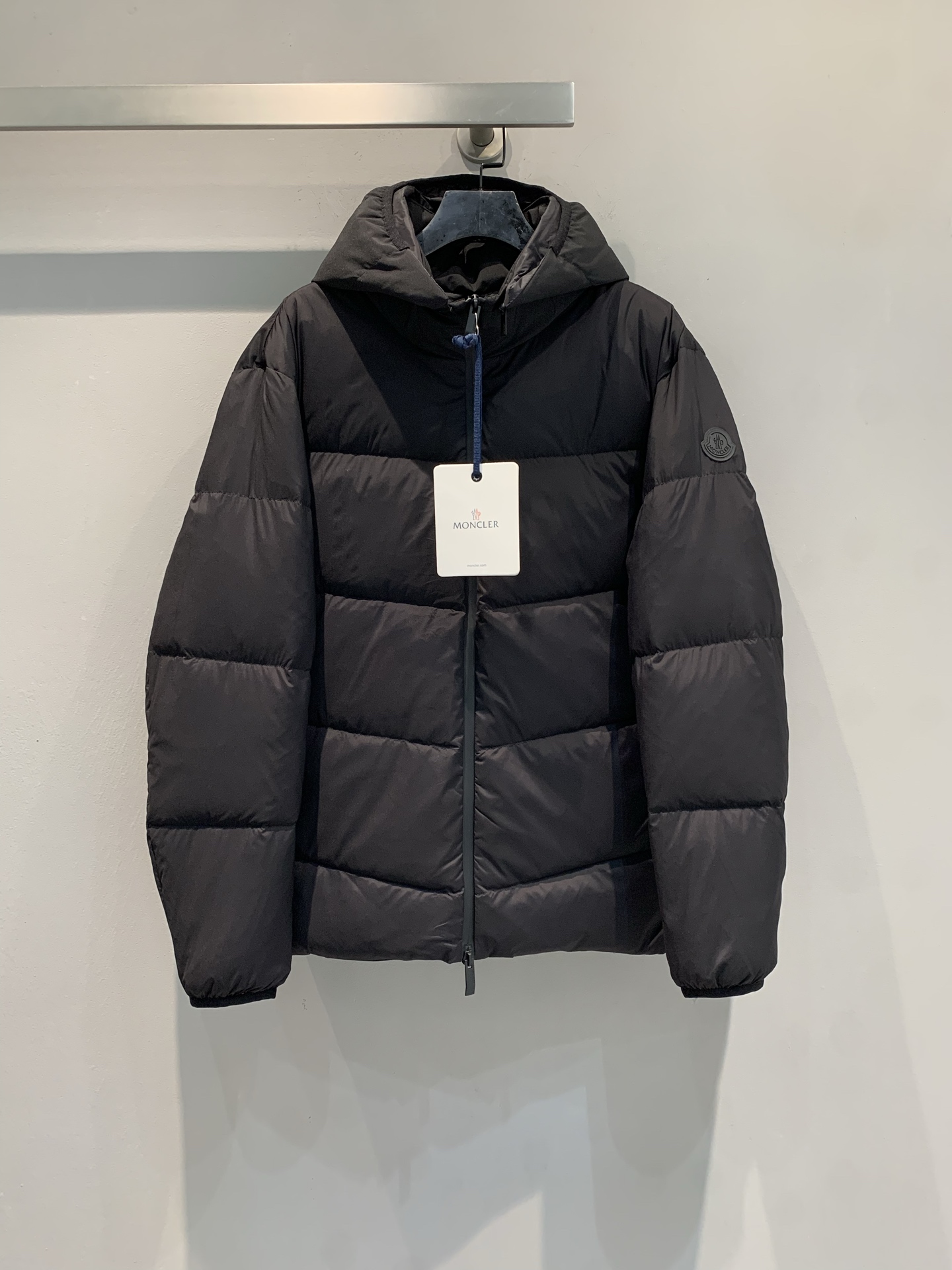 新款🔥出货啦📢 大货实拍 Moncle*2025秋冬新款男款黑标羽绒服，采用高品质鹅绒填充，保暖力满分!