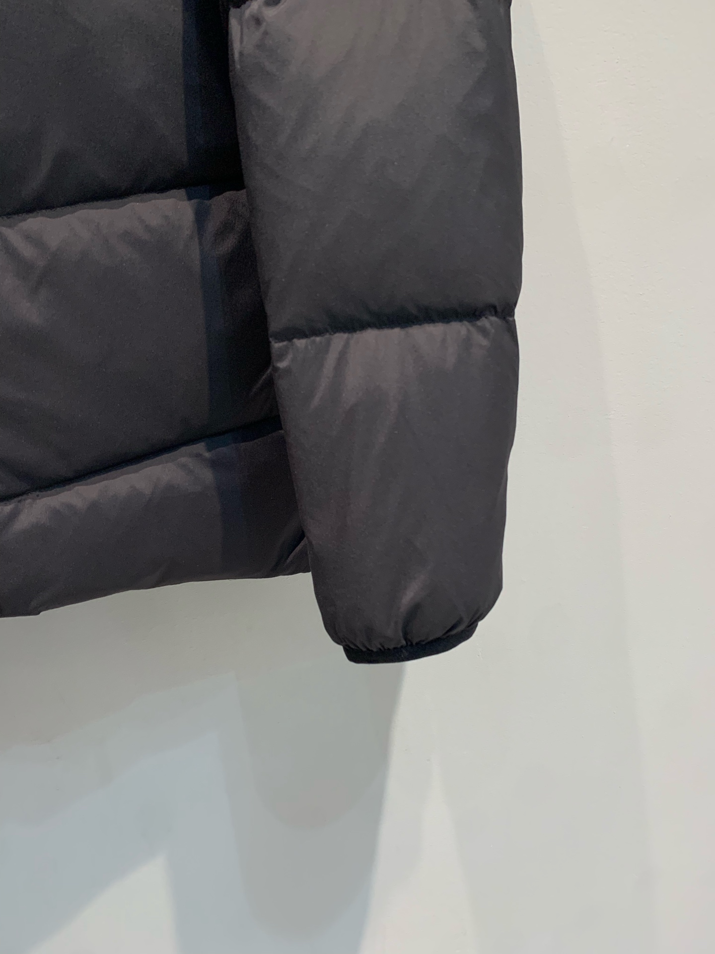 新款🔥出货啦📢 大货实拍 Moncle*2025秋冬新款男款黑标羽绒服，采用高品质鹅绒填充，保暖力满分!