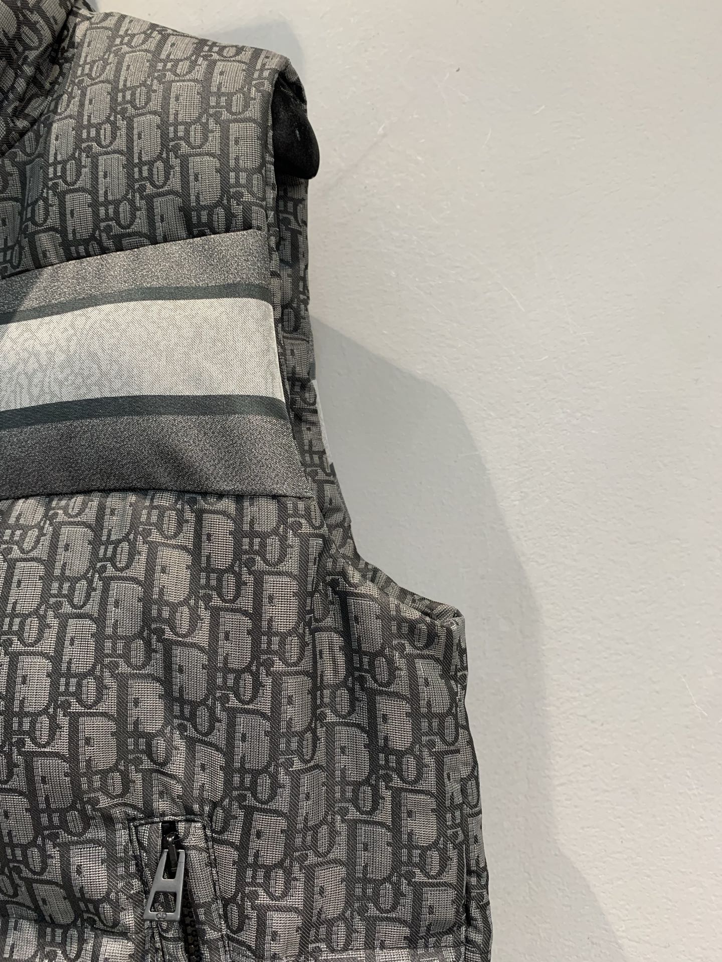 新款🔥出货啦📢 CD2025秋冬新款Alps滑雪系列立领老花羽绒马甲，银灰配色+经典老花提花，辨识度超高