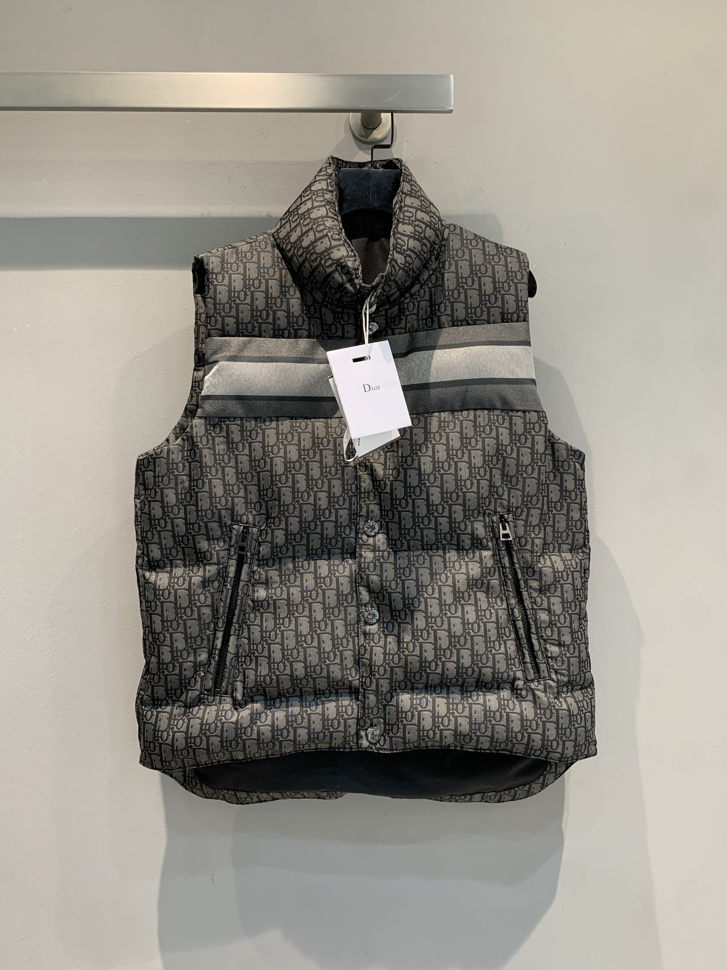 NO:576258,Comes new with dust bag CD2025 new autumn and winter Alps ski series presbyopic down vest, silver gray color + classic presbyopic jacquard, highly recognizable. Goose down filling, perfect warmth retention, very suitable for autumn and winter! Stand collar + front snap button + 'Christian Dior' logo on the back, exquisite details. Zipper pockets on both sides, practical and fashionable, great for daily matching with sweaters or jackets, age-reducing and versatile, it is a must-have item for autumn and winter wardrobes!  Size 36 38 40,,dior,loro piana,hoodie,sweatshirts,jackets & coats,down jacket,alexander wang19860909配防尘袋新款出货啦CD2025秋冬新款Alps滑雪系列立领老花羽绒马甲,银灰配色+经典老花提花,辨识度超高计.鹅绒填充,保暖力满分,秋冬穿超合适! 立领+正面按扣+背后“Christian Dior”标志,细节精致.两侧拉链口袋,实用又时髦,日常搭配卫衣或外套都很出彩,减龄又百搭,是秋冬衣橱必备单品! 码数36 38 40,,dior,loro piana,hoodie,sweatshirts,jackets & coats,down jacket,alexander wang,Women's clothing