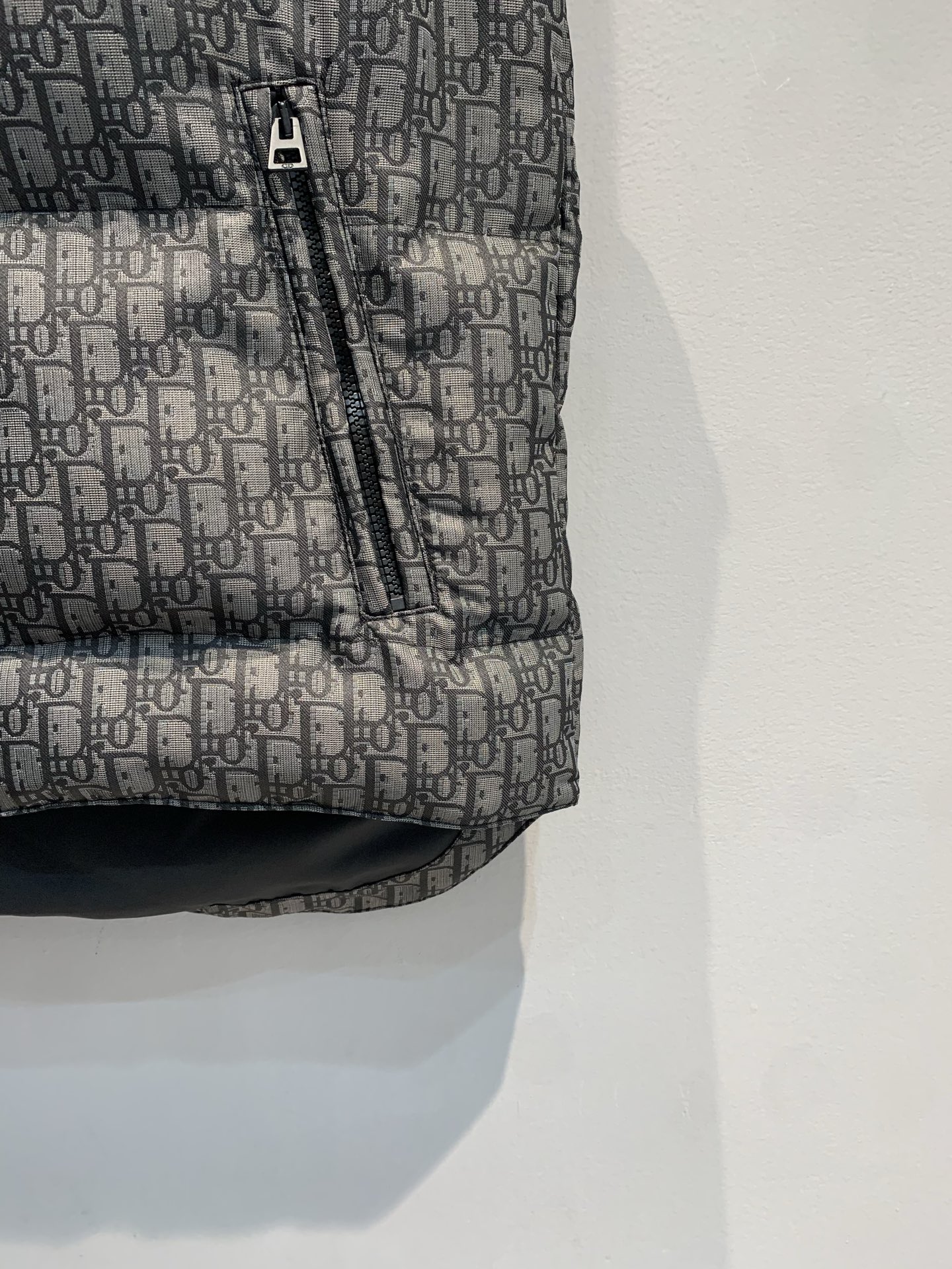 新款🔥出货啦📢 CD2025秋冬新款Alps滑雪系列立领老花羽绒马甲，银灰配色+经典老花提花，辨识度超高