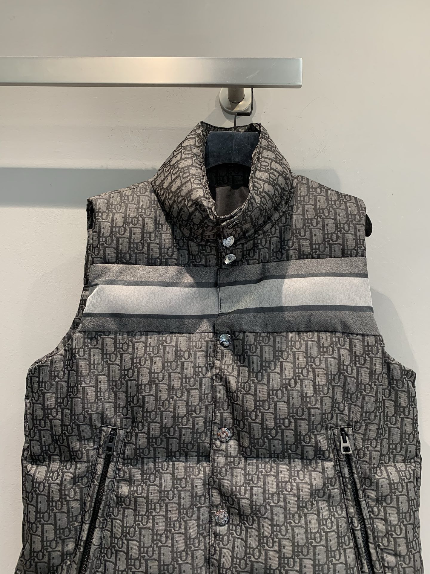 新款🔥出货啦📢 CD2025秋冬新款Alps滑雪系列立领老花羽绒马甲，银灰配色+经典老花提花，辨识度超高