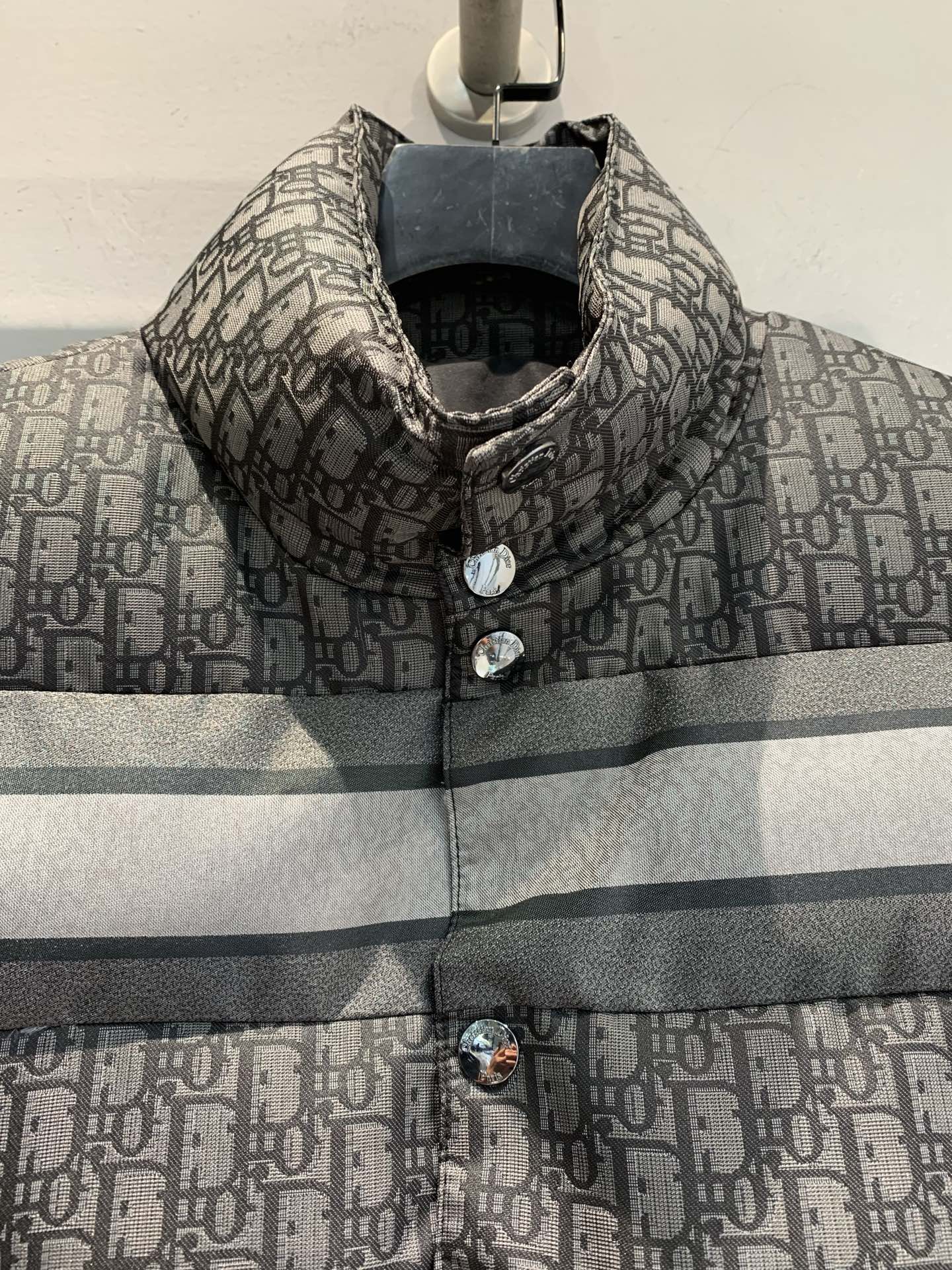 新款🔥出货啦📢 CD2025秋冬新款Alps滑雪系列立领老花羽绒马甲，银灰配色+经典老花提花，辨识度超高