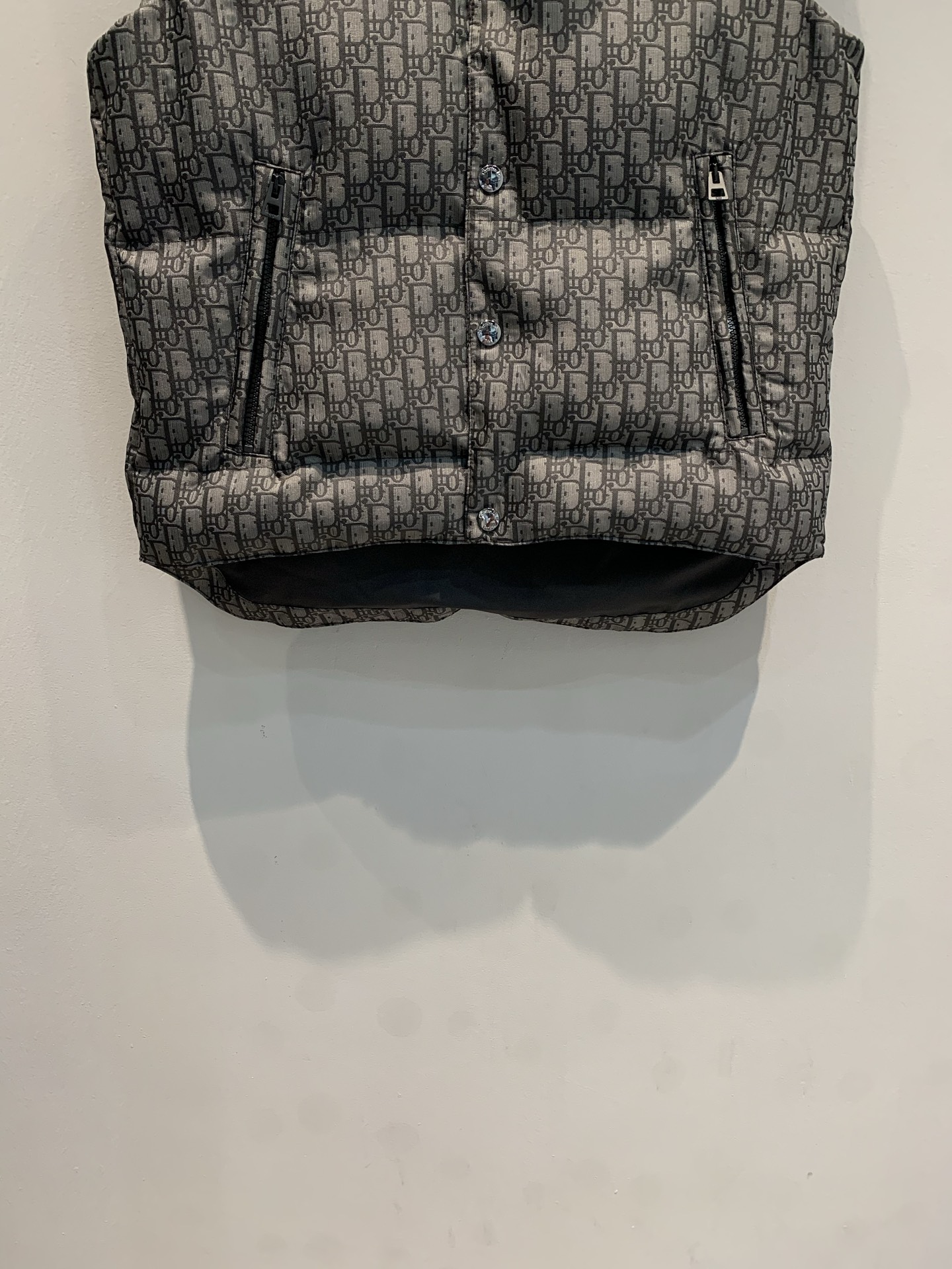 新款🔥出货啦📢 CD2025秋冬新款Alps滑雪系列立领老花羽绒马甲，银灰配色+经典老花提花，辨识度超高