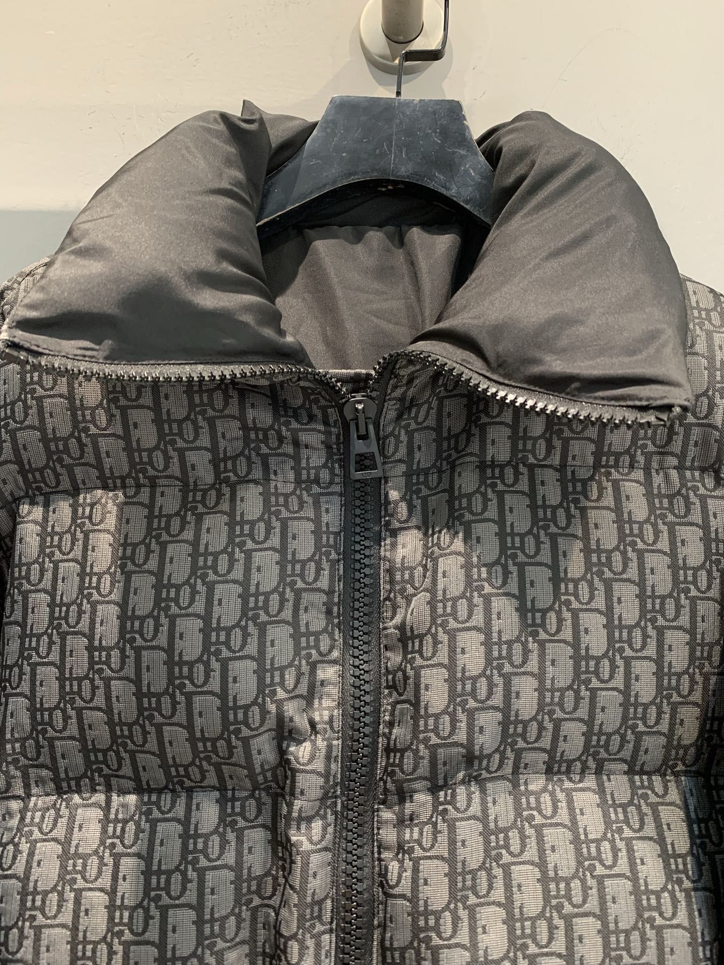 新款🔥出货啦📢 CD2025秋冬新款Alps滑雪系列立领收腰老花羽绒服。黑色绗缝塔夫绸面料+Obliqu