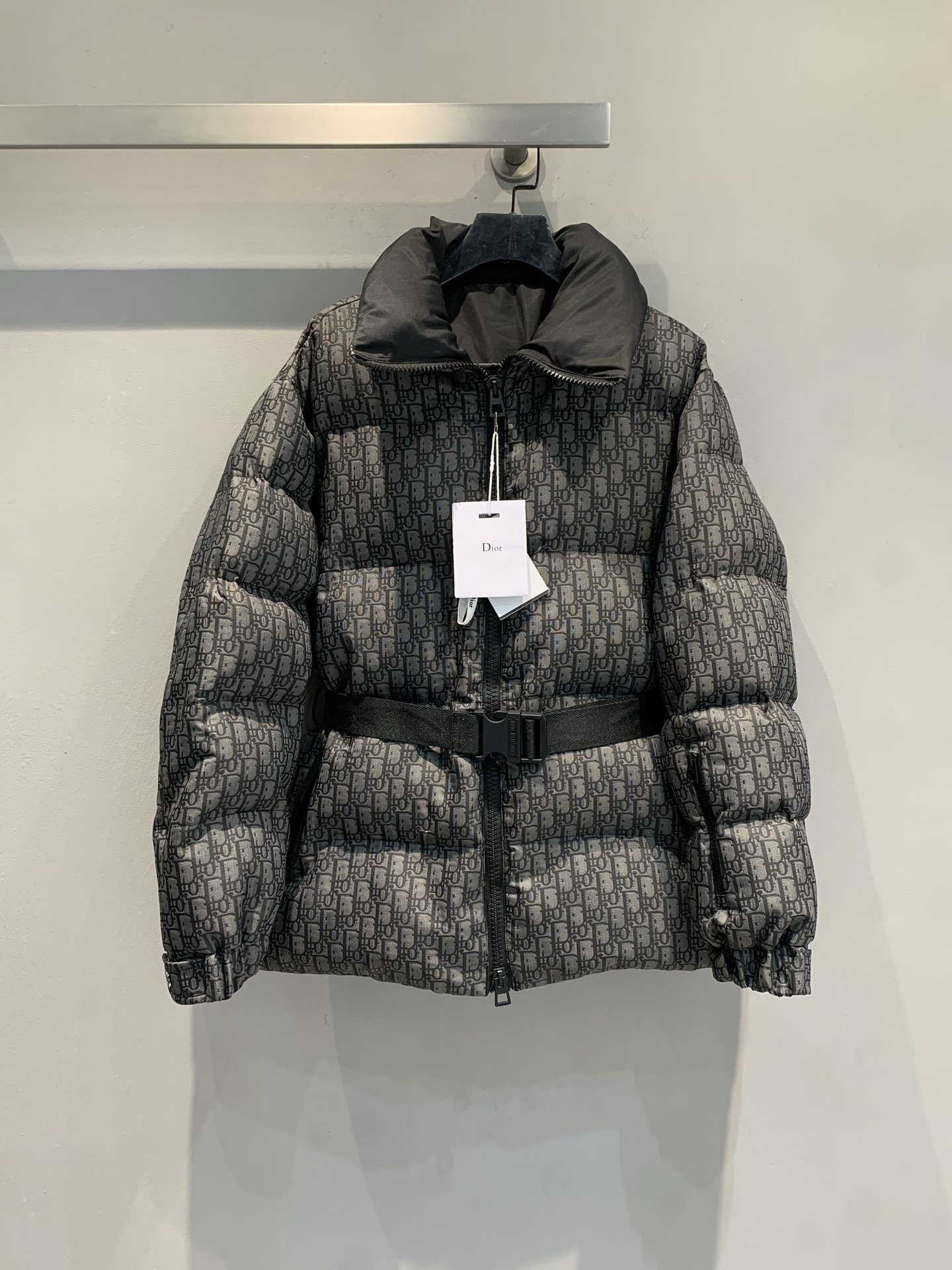 新款🔥出货啦📢 CD2025秋冬新款Alps滑雪系列立领收腰老花羽绒服。黑色绗缝塔夫绸面料+Obliqu