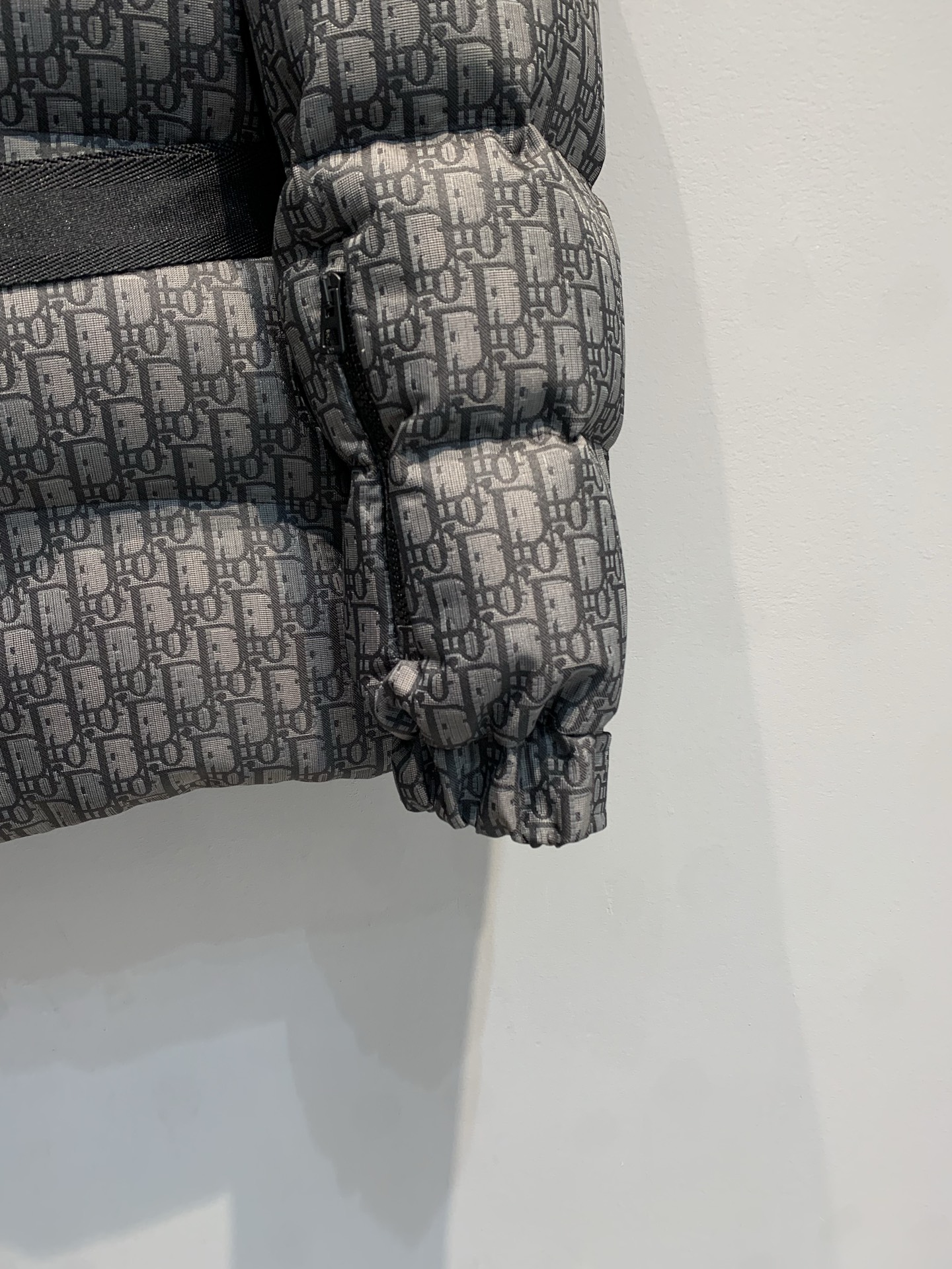 新款🔥出货啦📢 CD2025秋冬新款Alps滑雪系列立领收腰老花羽绒服。黑色绗缝塔夫绸面料+Obliqu