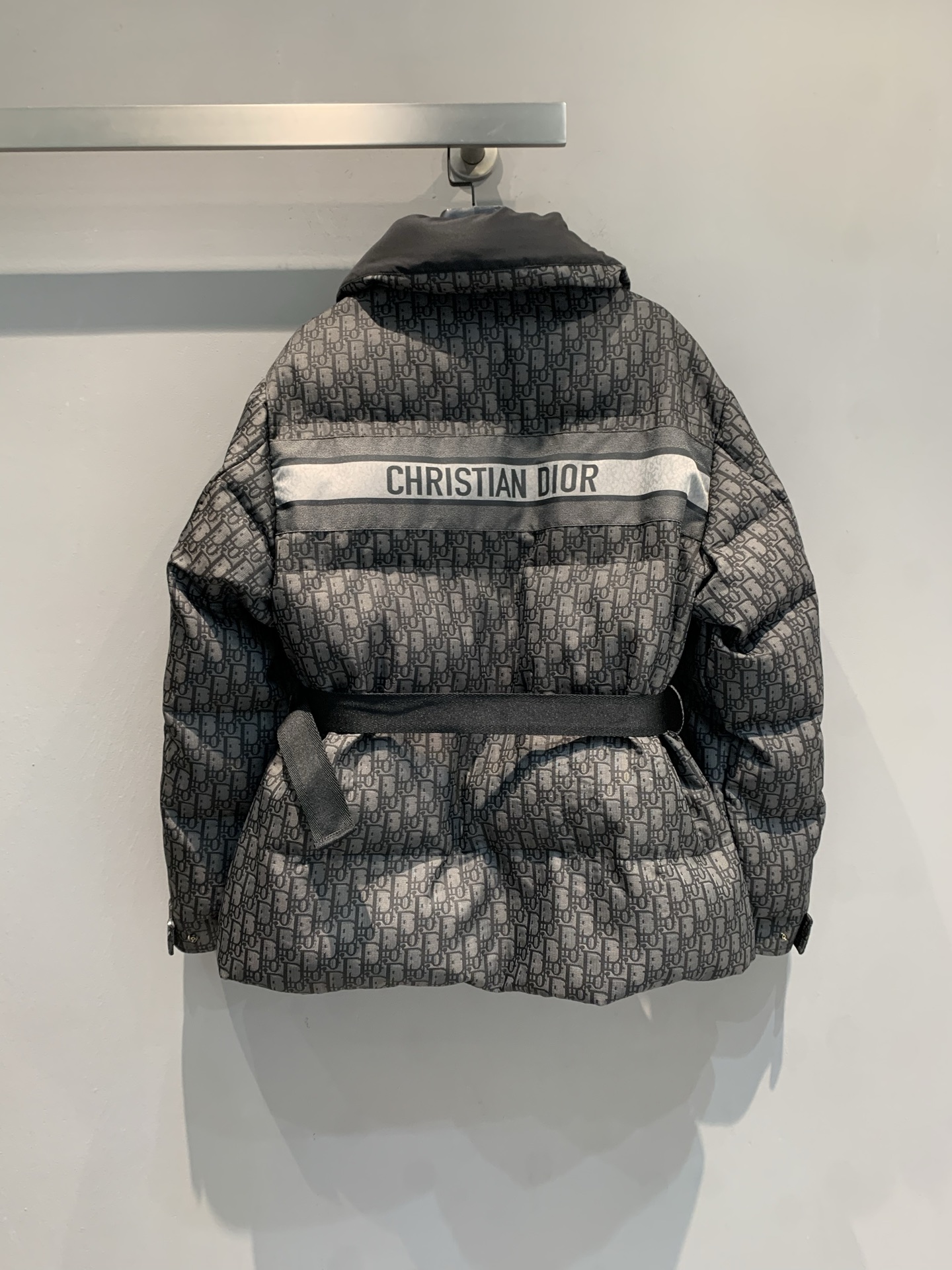 新款🔥出货啦📢 CD2025秋冬新款Alps滑雪系列立领收腰老花羽绒服。黑色绗缝塔夫绸面料+Obliqu