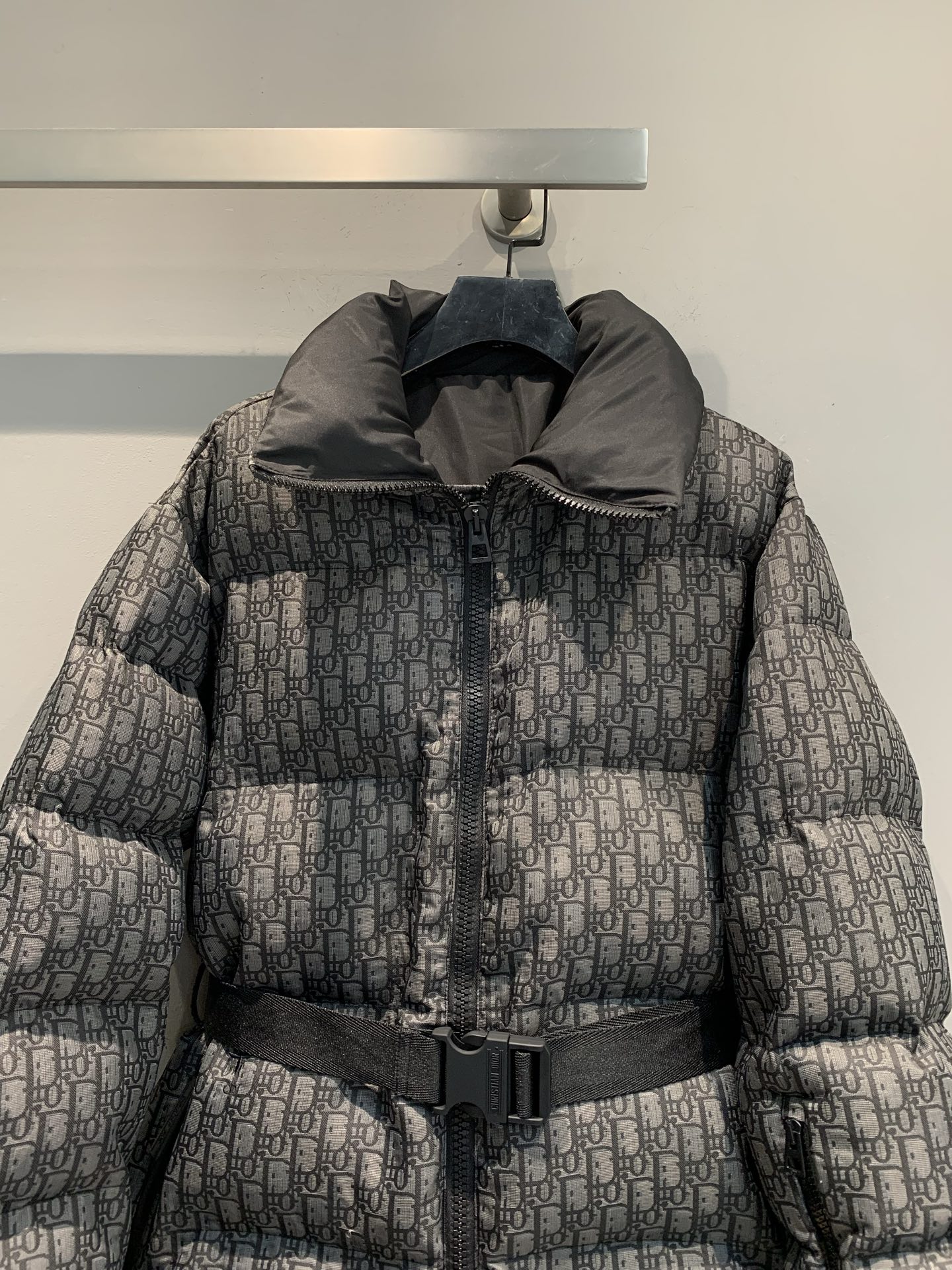 新款🔥出货啦📢 CD2025秋冬新款Alps滑雪系列立领收腰老花羽绒服。黑色绗缝塔夫绸面料+Obliqu