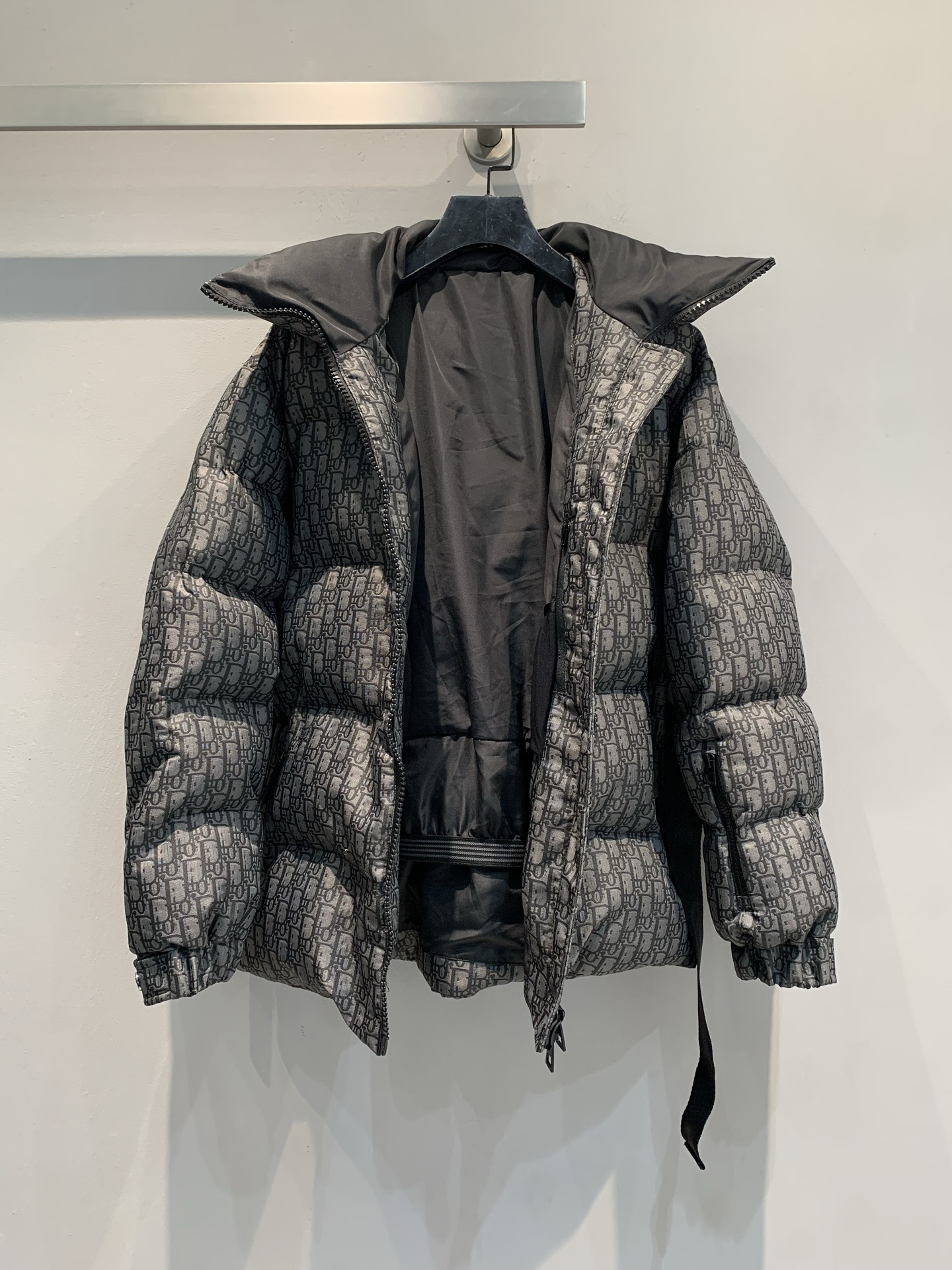 新款🔥出货啦📢 CD2025秋冬新款Alps滑雪系列立领收腰老花羽绒服。黑色绗缝塔夫绸面料+Obliqu