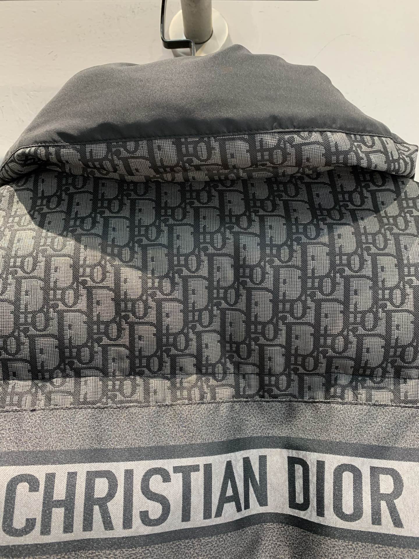 新款🔥出货啦📢 CD2025秋冬新款Alps滑雪系列立领收腰老花羽绒服。黑色绗缝塔夫绸面料+Obliqu