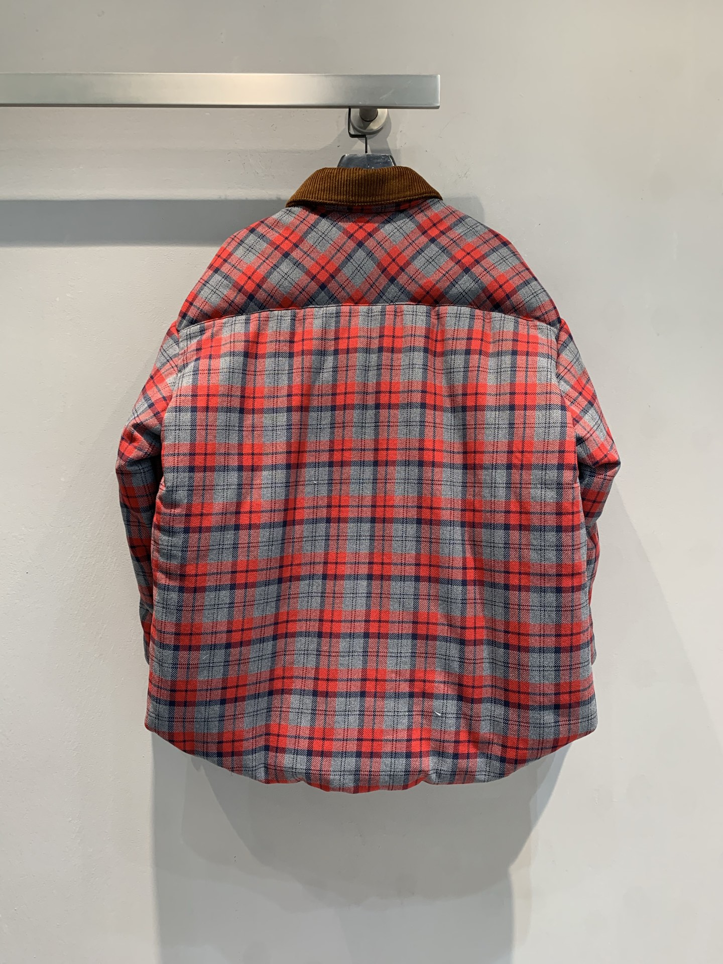 新款🔥出货啦📢 Miumi*2025秋冬新款时髦复古格纹羽绒服，红灰撞色格纹+灯芯绒翻领，复古又时髦！白