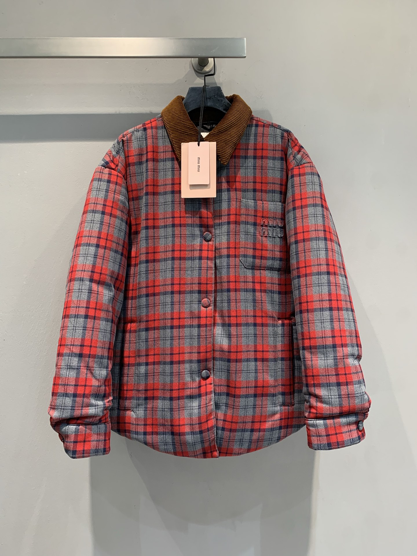 新款🔥出货啦📢 Miumi*2025秋冬新款时髦复古格纹羽绒服，红灰撞色格纹+灯芯绒翻领，复古又时髦！白