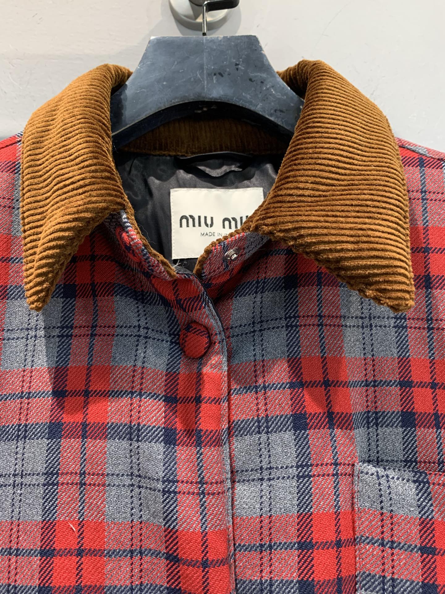 新款🔥出货啦📢 Miumi*2025秋冬新款时髦复古格纹羽绒服，红灰撞色格纹+灯芯绒翻领，复古又时髦！白