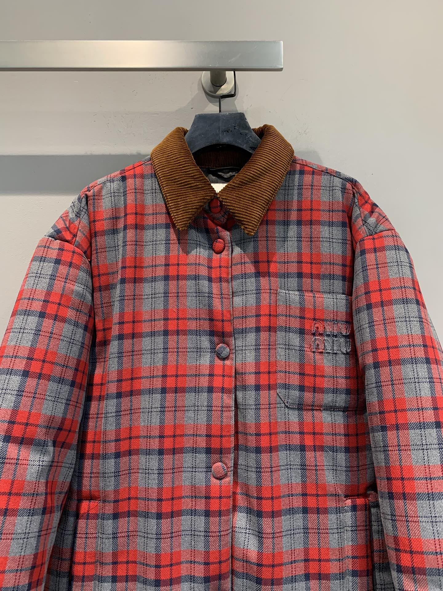 新款🔥出货啦📢 Miumi*2025秋冬新款时髦复古格纹羽绒服，红灰撞色格纹+灯芯绒翻领，复古又时髦！白