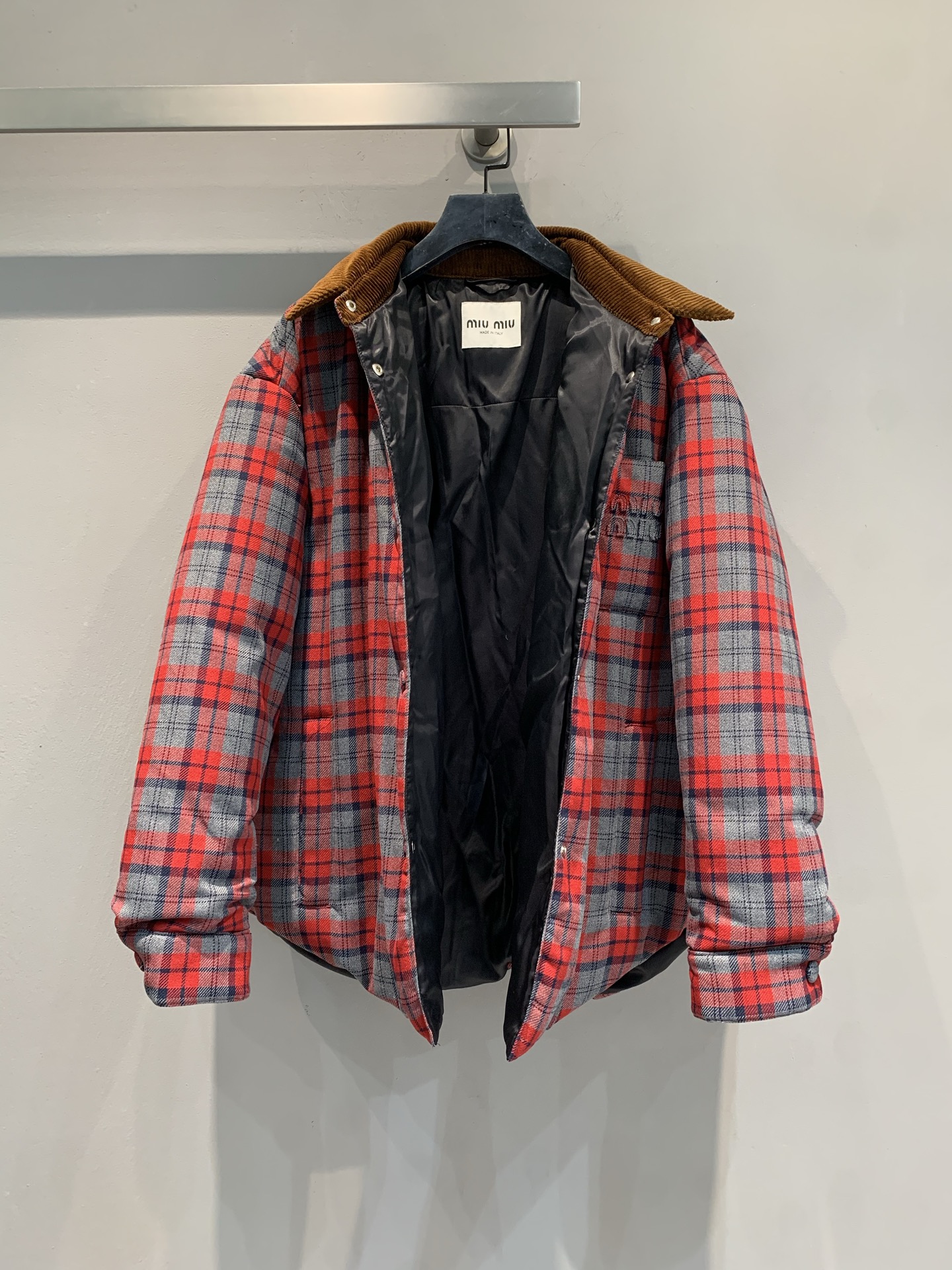 新款🔥出货啦📢 Miumi*2025秋冬新款时髦复古格纹羽绒服，红灰撞色格纹+灯芯绒翻领，复古又时髦！白