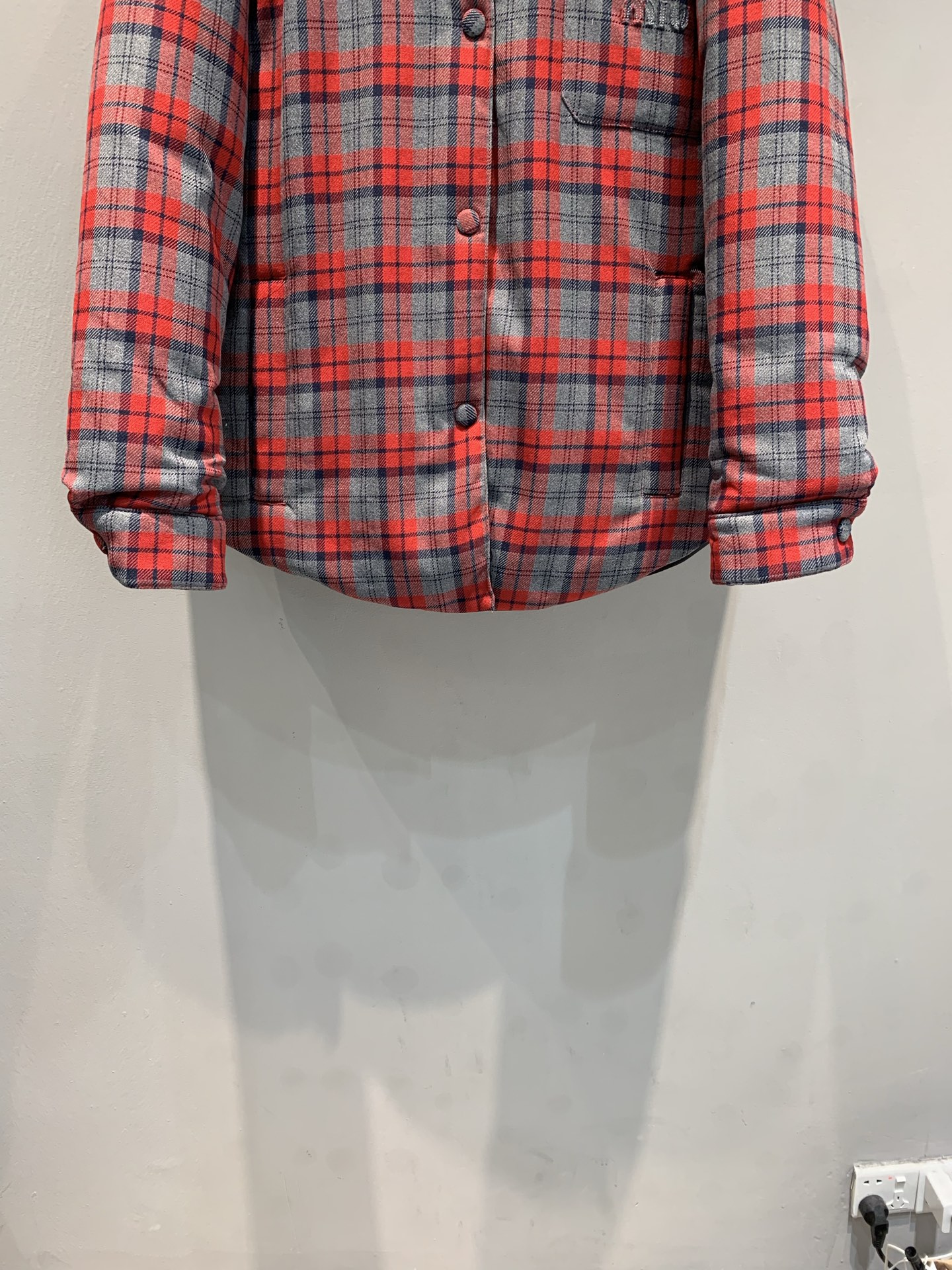 新款🔥出货啦📢 Miumi*2025秋冬新款时髦复古格纹羽绒服，红灰撞色格纹+灯芯绒翻领，复古又时髦！白