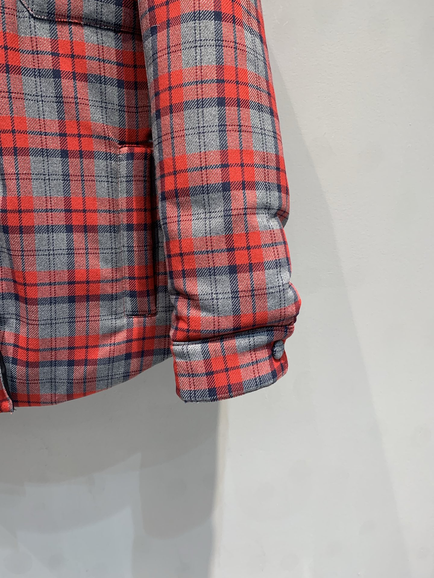 新款🔥出货啦📢 Miumi*2025秋冬新款时髦复古格纹羽绒服，红灰撞色格纹+灯芯绒翻领，复古又时髦！白