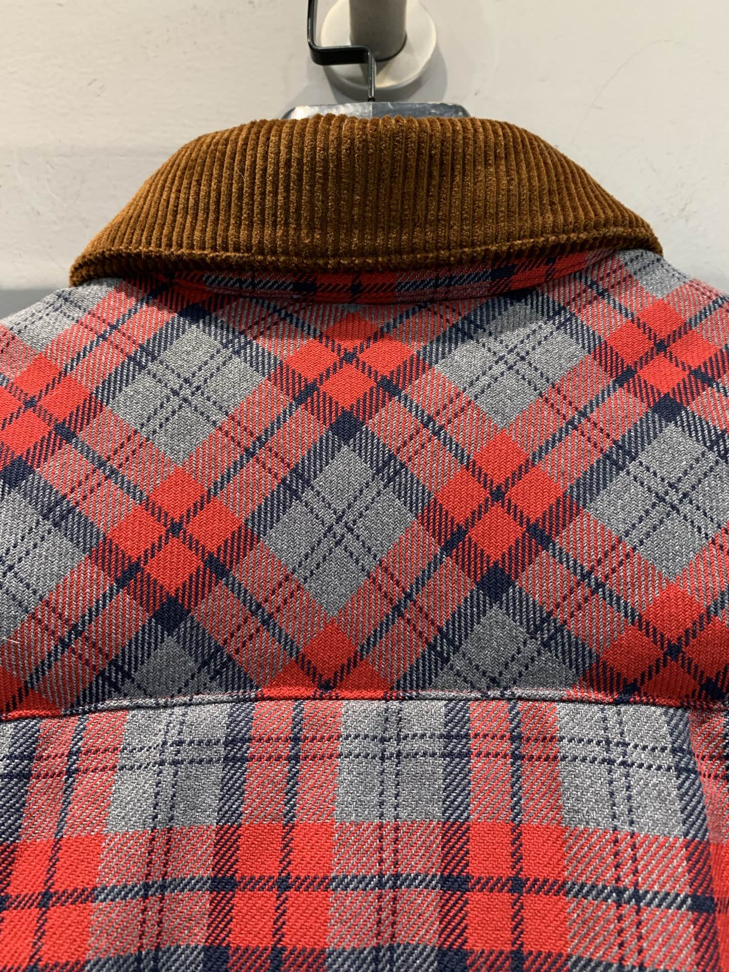 新款🔥出货啦📢 Miumi*2025秋冬新款时髦复古格纹羽绒服，红灰撞色格纹+灯芯绒翻领，复古又时髦！白