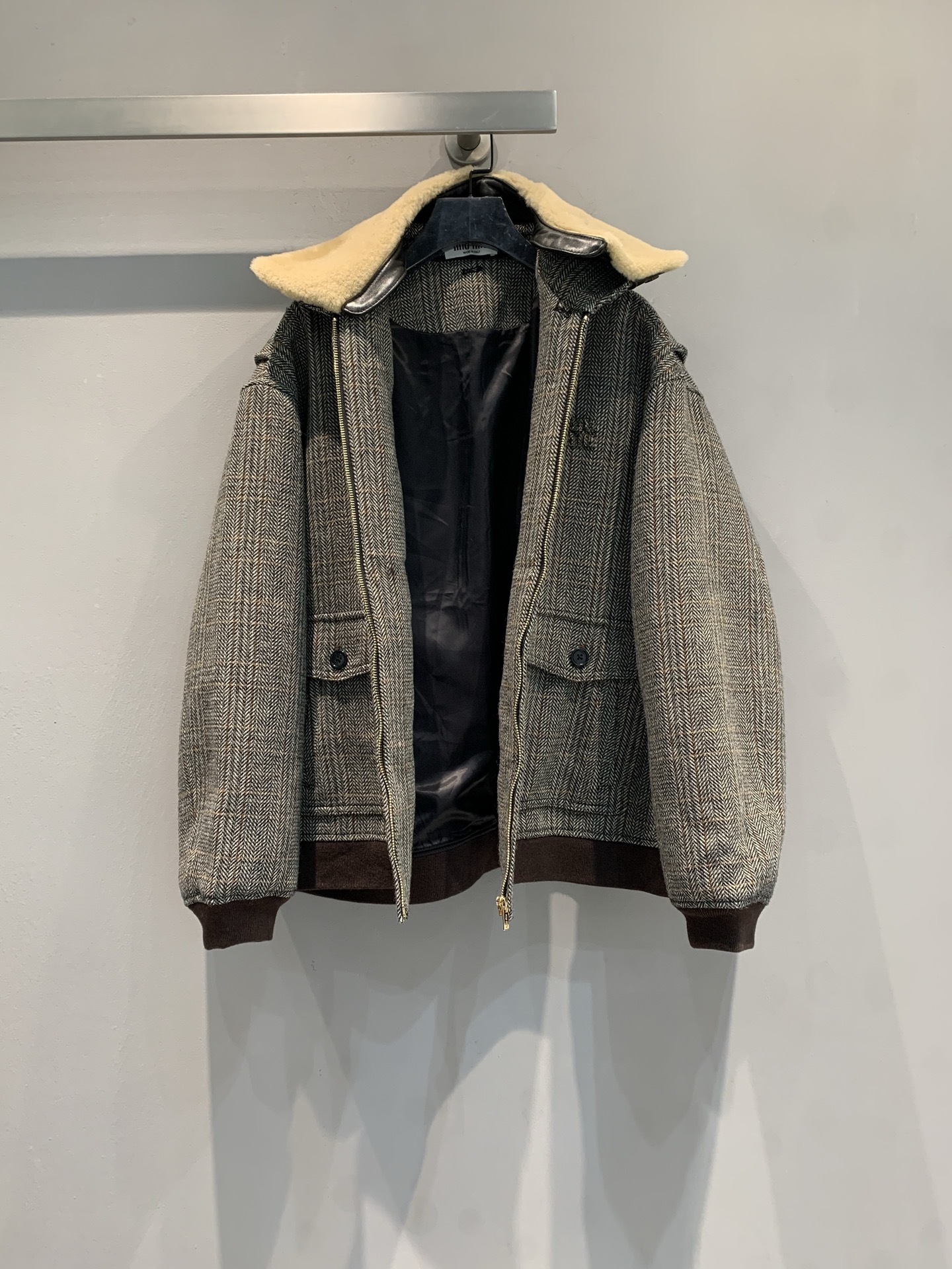 新款🔥出货啦📢 Miumi*2025秋冬新款复古时髦羊羔毛领格纹羊毛外套，经典格纹+羊羔毛领，可拆卸设计