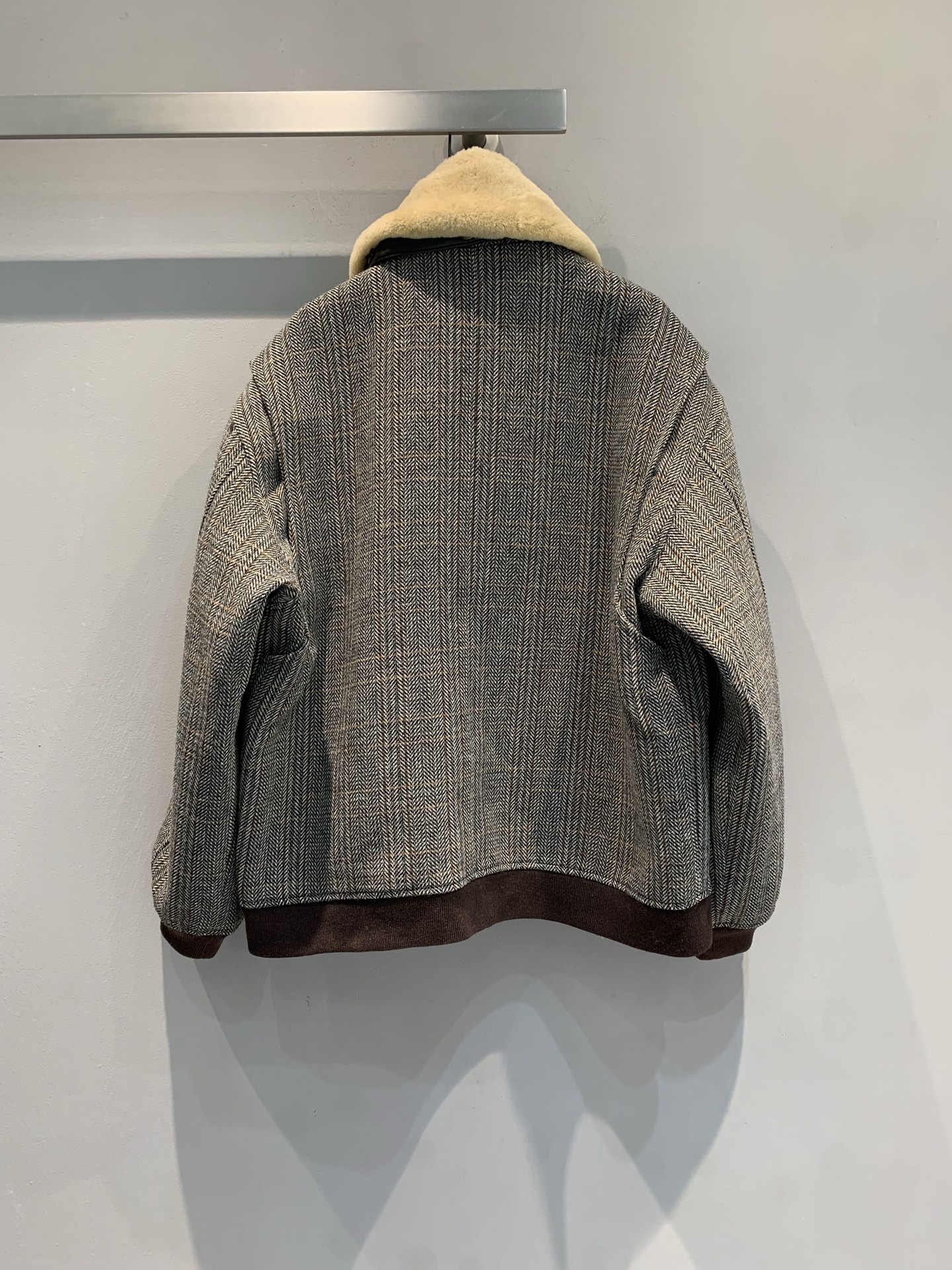 新款🔥出货啦📢 Miumi*2025秋冬新款复古时髦羊羔毛领格纹羊毛外套，经典格纹+羊羔毛领，可拆卸设计