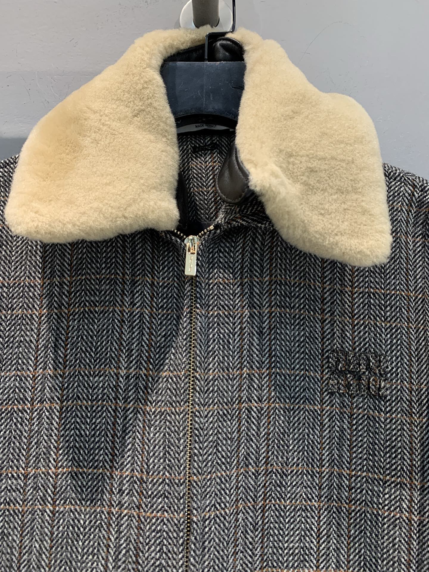 新款🔥出货啦📢 Miumi*2025秋冬新款复古时髦羊羔毛领格纹羊毛外套，经典格纹+羊羔毛领，可拆卸设计