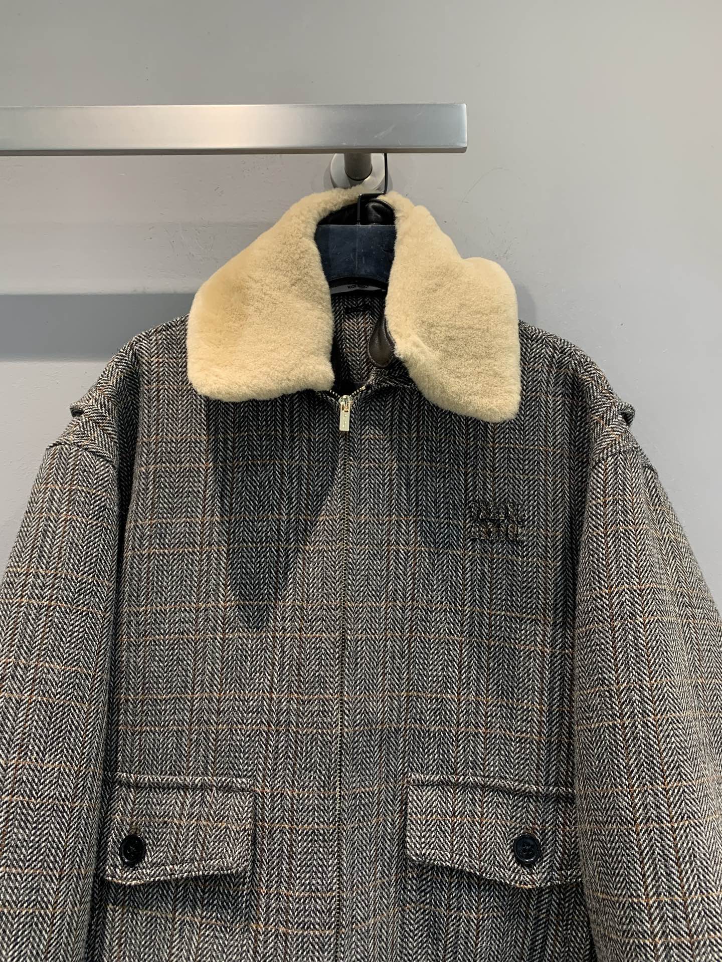 新款🔥出货啦📢 Miumi*2025秋冬新款复古时髦羊羔毛领格纹羊毛外套，经典格纹+羊羔毛领，可拆卸设计
