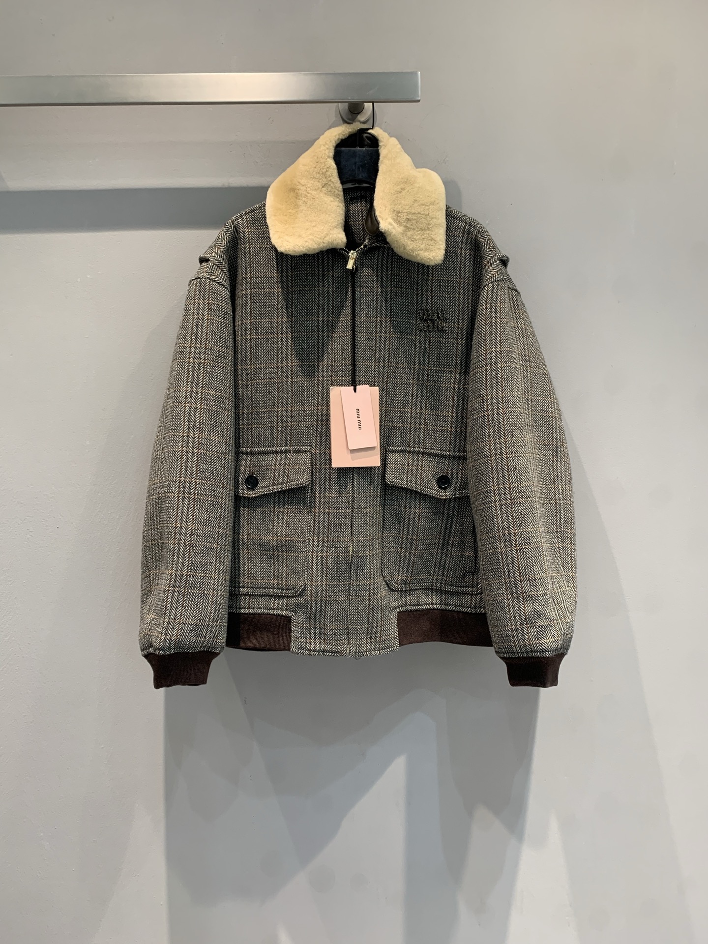 新款🔥出货啦📢 Miumi*2025秋冬新款复古时髦羊羔毛领格纹羊毛外套，经典格纹+羊羔毛领，可拆卸设计