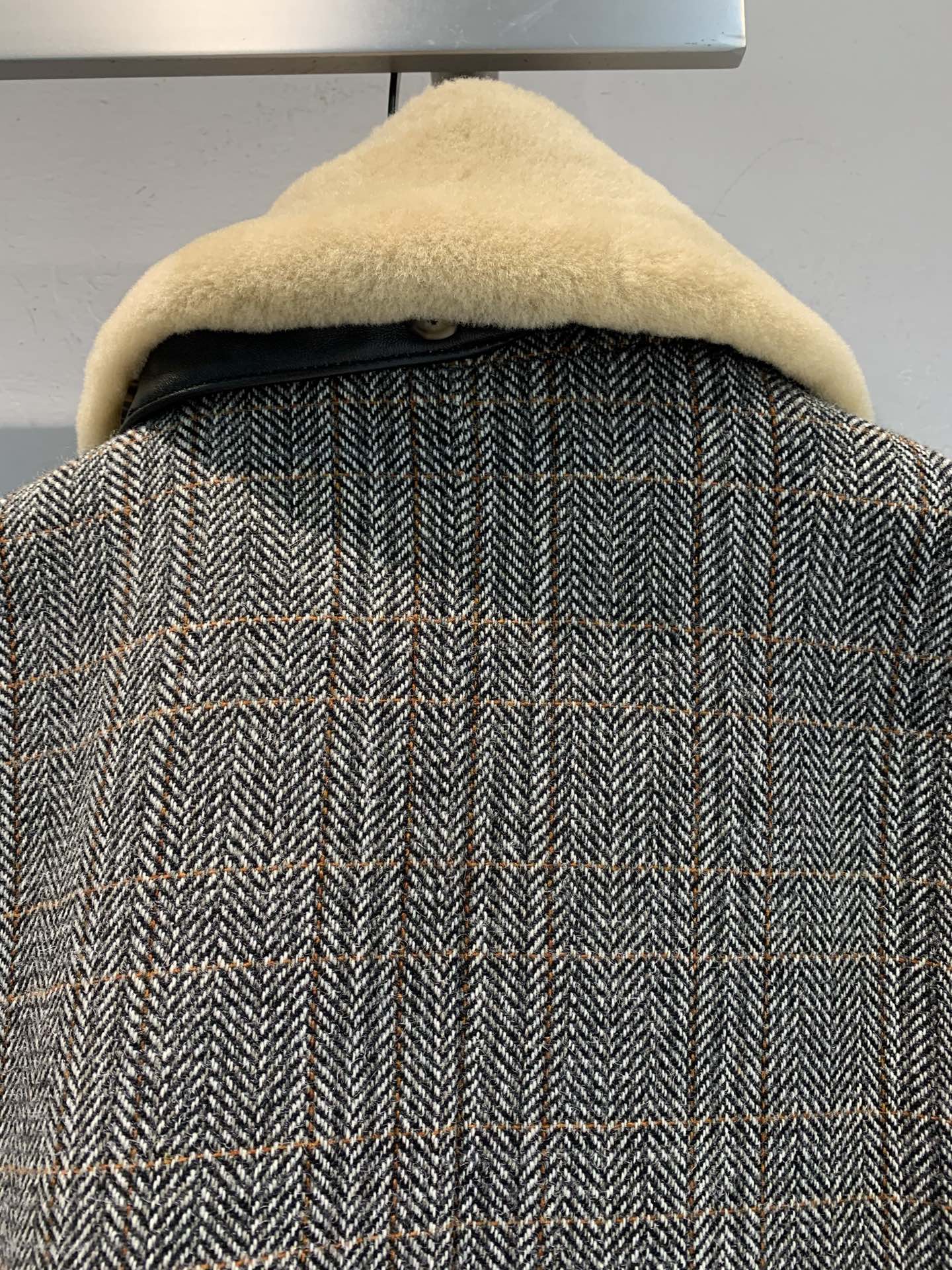 新款🔥出货啦📢 Miumi*2025秋冬新款复古时髦羊羔毛领格纹羊毛外套，经典格纹+羊羔毛领，可拆卸设计