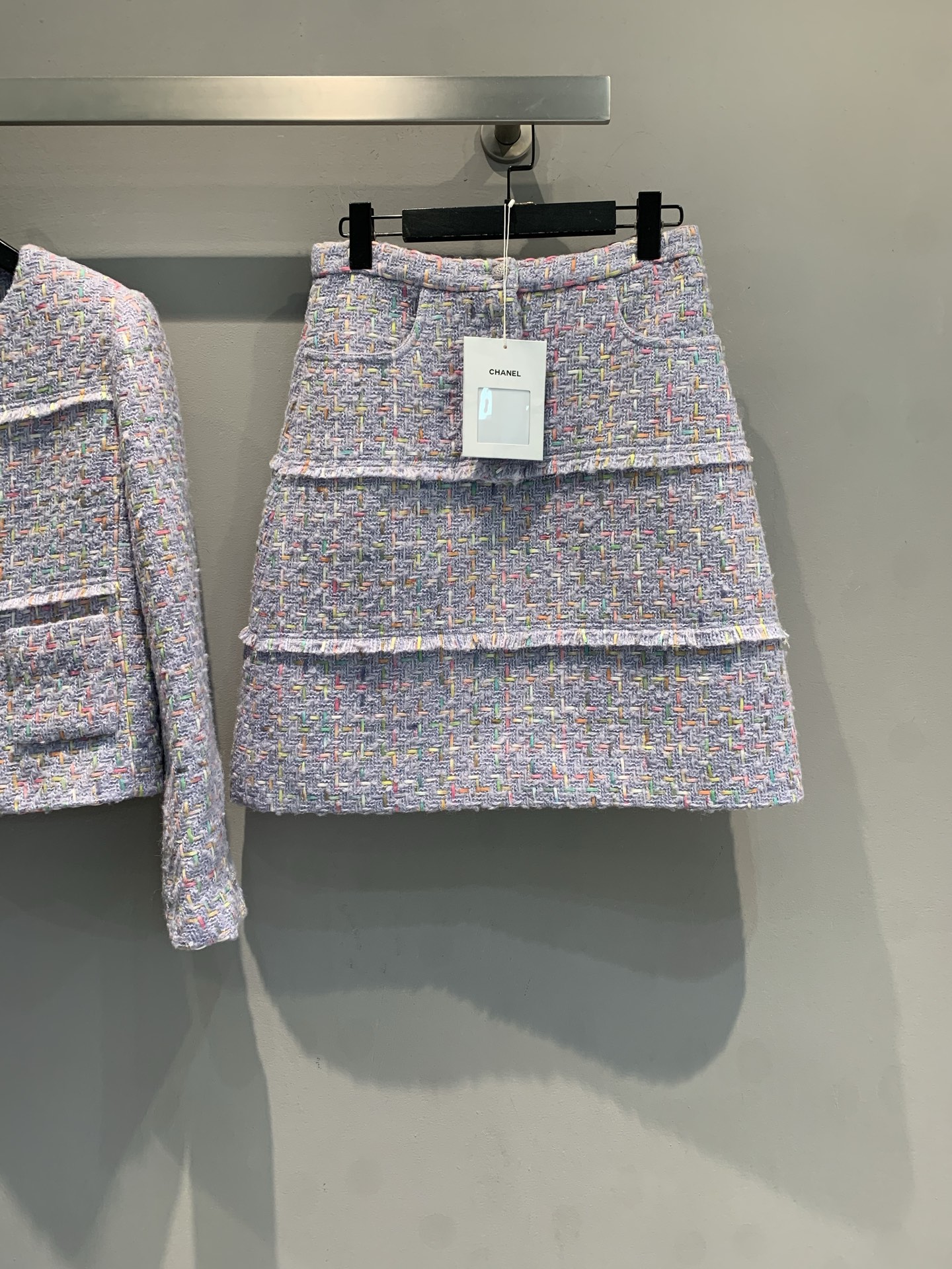 NO:576663,The new model has been shipped. C's new autumn and winter high-end handmade workshop series purple tweed skirt, wool blended material, soft and textured, perfect for autumn and winter! Pink and purple interlaced plaid + fringe edge, elegant and playful. High-waisted A-line version, slimming and anti-exposure, can be worn for daily commuting. Size 36 38 40,,chanel,skirts,alexander wang19860909新款出货啦 C家秋冬新款高级手工坊系列紫色粗花呢半身裙,羊毛混纺材质,柔软有质感,秋冬穿超合适!粉紫色交织格纹+流苏边,优雅又俏皮.高腰A字版型,显瘦防走光,通勤日常都能穿.码数36 38 40,,chanel,skirts,alexander wang,Women's clothing