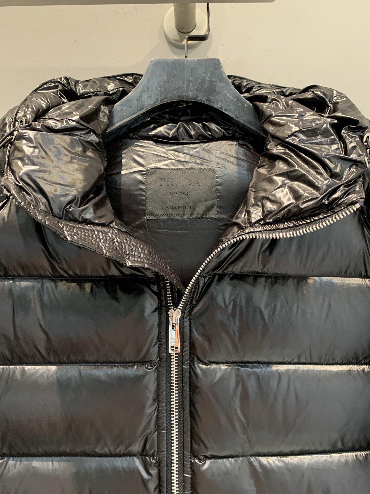 新款🔥出货啦📢 Prad*2025秋冬新款三角标连帽男款羽绒服，经典色+三角铁标，简约又高级! 90%白