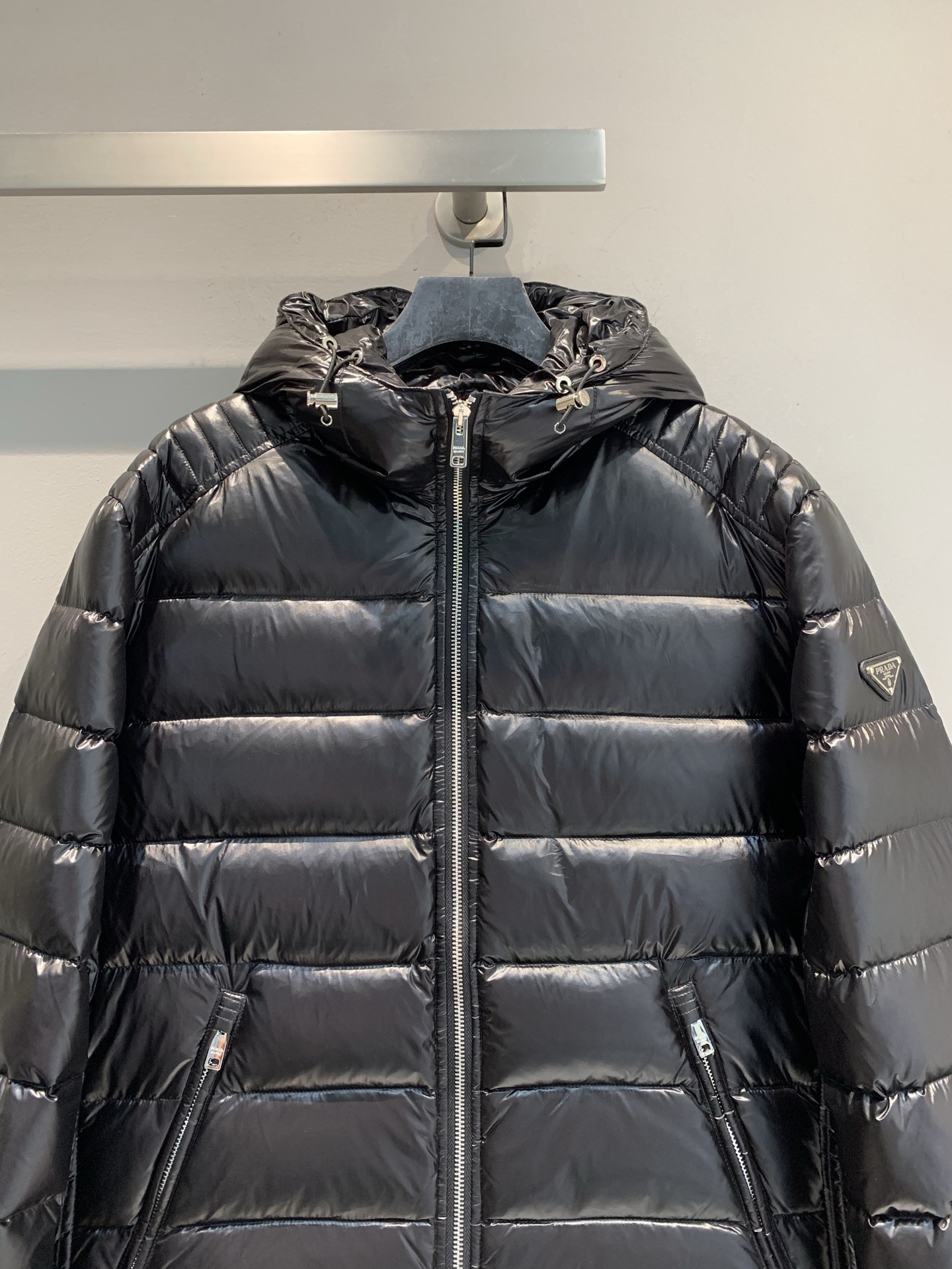 新款🔥出货啦📢 Prad*2025秋冬新款三角标连帽男款羽绒服，经典色+三角铁标，简约又高级! 90%白