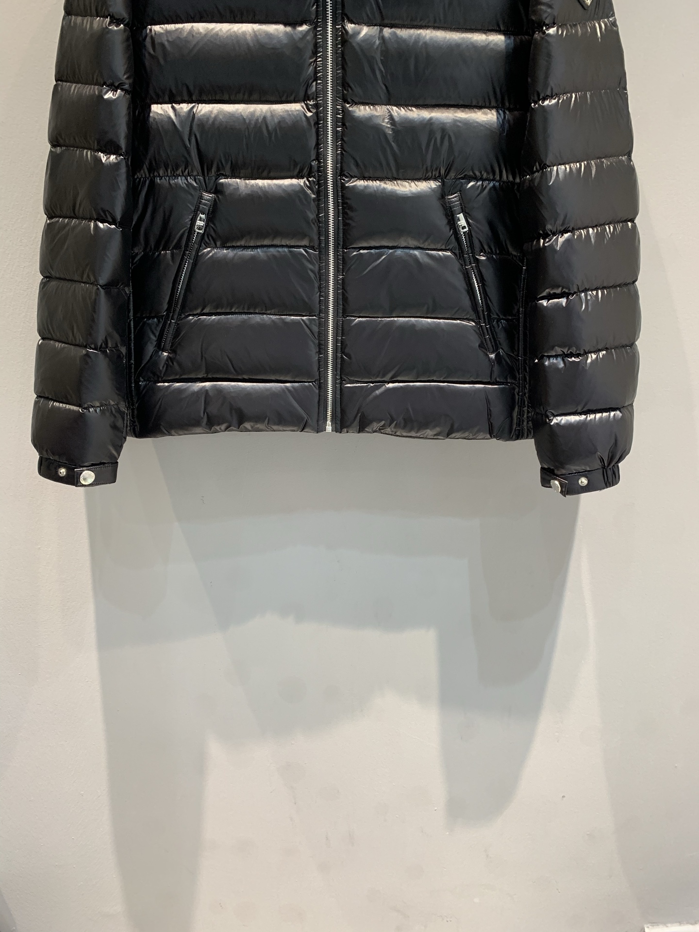 新款🔥出货啦📢 Prad*2025秋冬新款三角标连帽男款羽绒服，经典色+三角铁标，简约又高级! 90%白