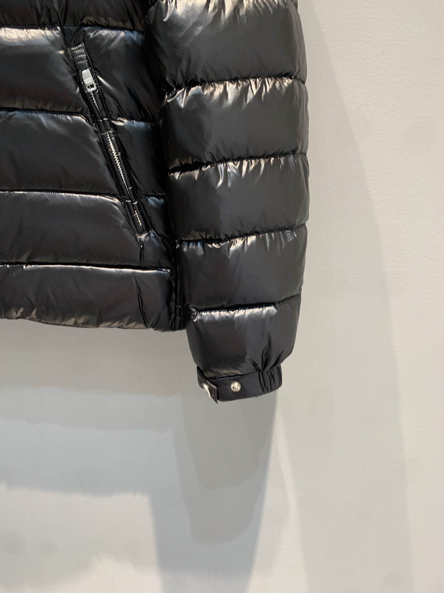 新款🔥出货啦📢 Prad*2025秋冬新款三角标连帽男款羽绒服，经典色+三角铁标，简约又高级! 90%白