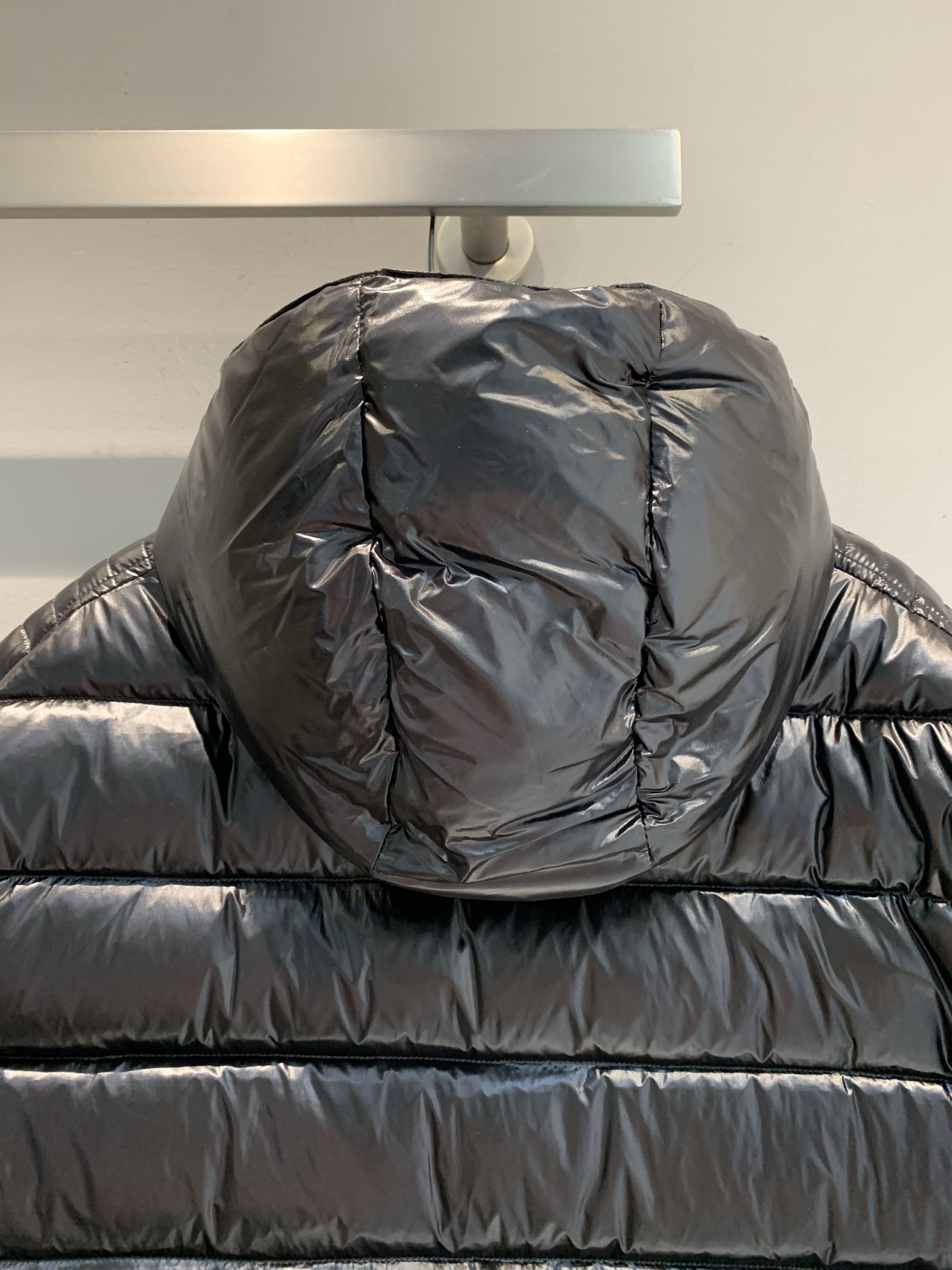 新款🔥出货啦📢 Prad*2025秋冬新款三角标连帽男款羽绒服，经典色+三角铁标，简约又高级! 90%白