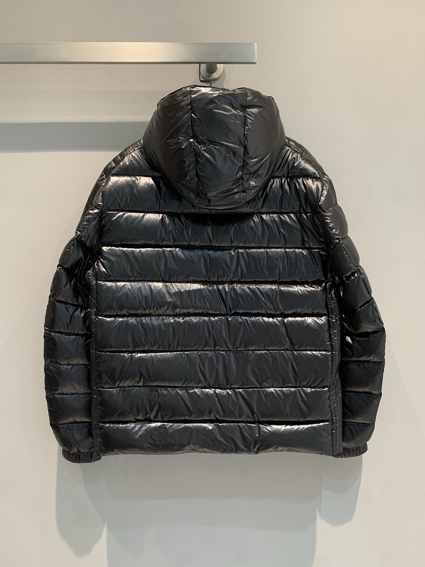 新款🔥出货啦📢 Prad*2025秋冬新款三角标连帽男款羽绒服，经典色+三角铁标，简约又高级! 90%白