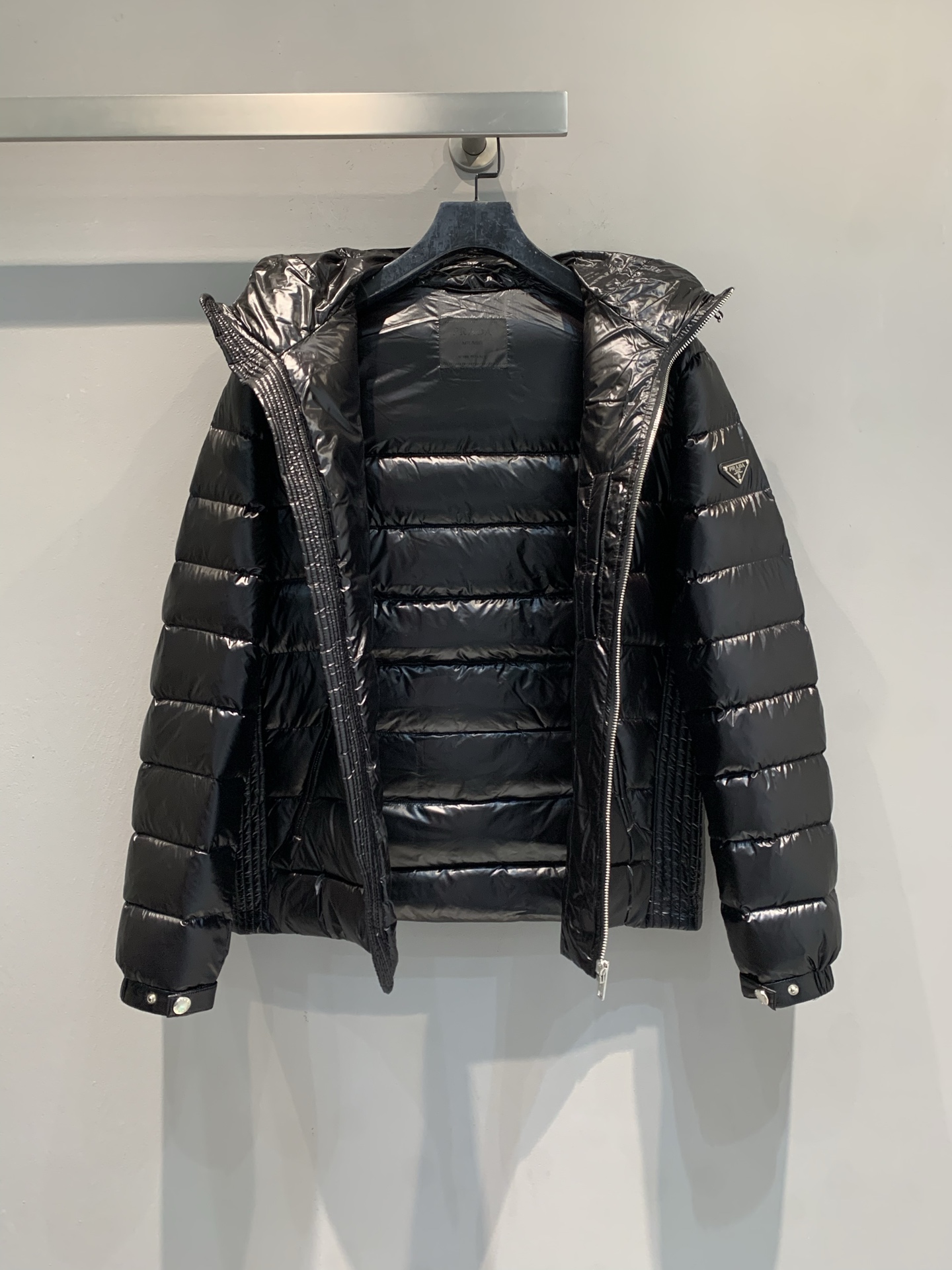 新款🔥出货啦📢 Prad*2025秋冬新款三角标连帽男款羽绒服，经典色+三角铁标，简约又高级! 90%白