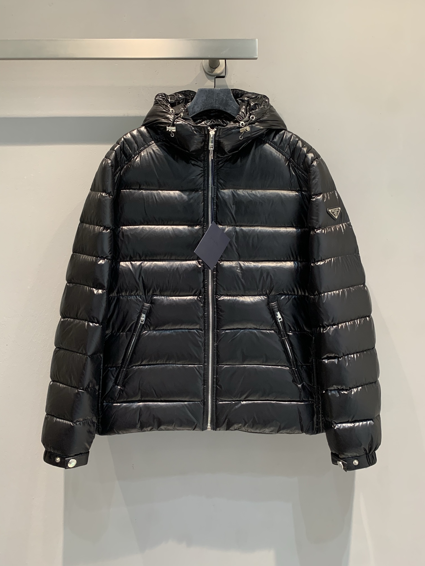 新款🔥出货啦📢 Prad*2025秋冬新款三角标连帽男款羽绒服，经典色+三角铁标，简约又高级! 90%白