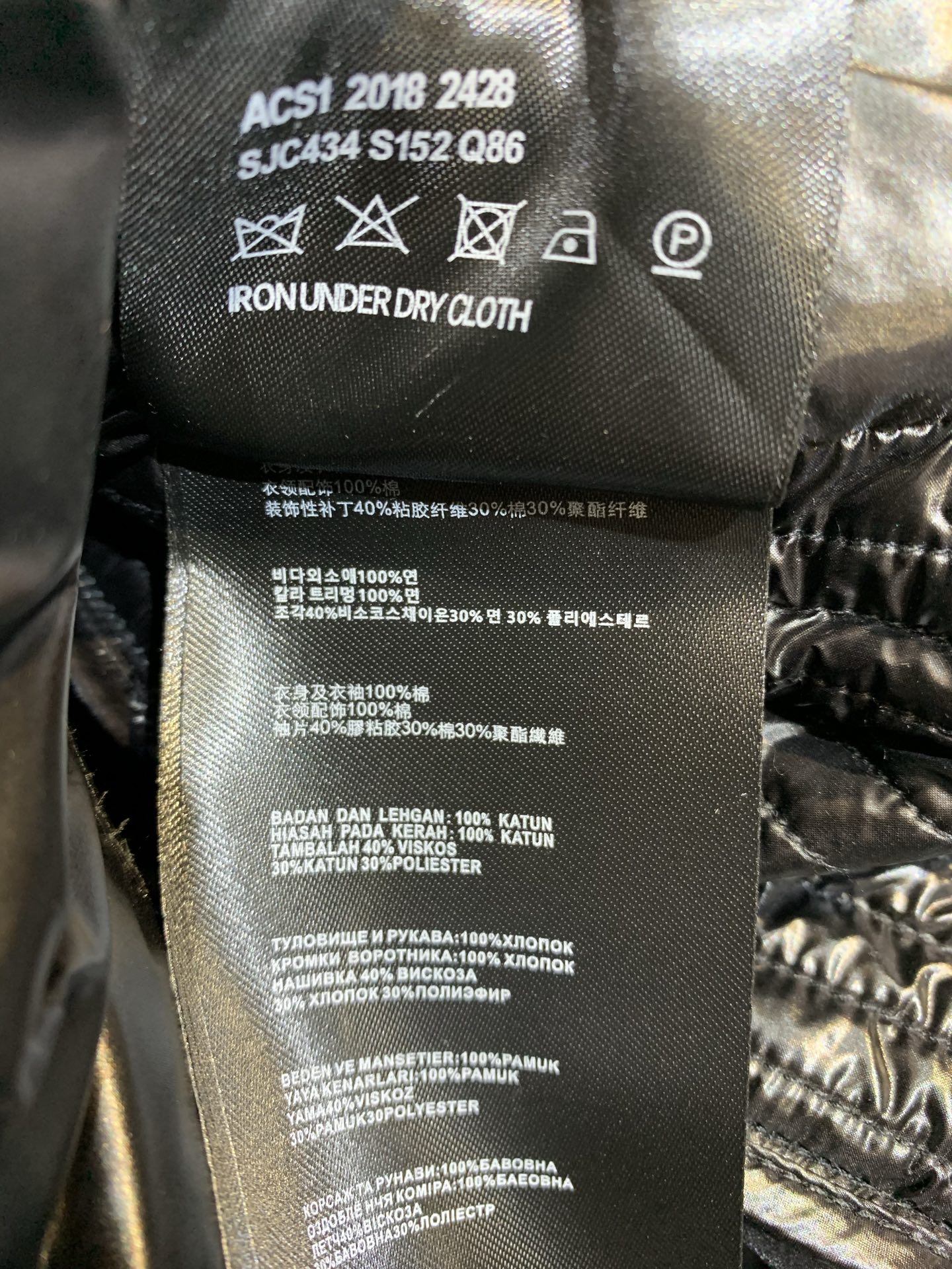 新款🔥出货啦📢 Prad*2025秋冬新款三角标连帽男款羽绒服，经典色+三角铁标，简约又高级! 90%白