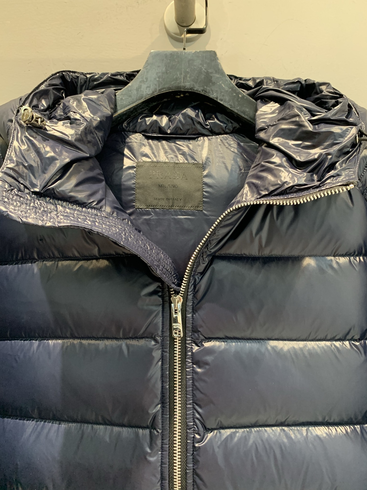 新款🔥出货啦📢 Prad*2025秋冬新款三角标连帽男款羽绒服，经典色+三角铁标，简约又高级! 90%白