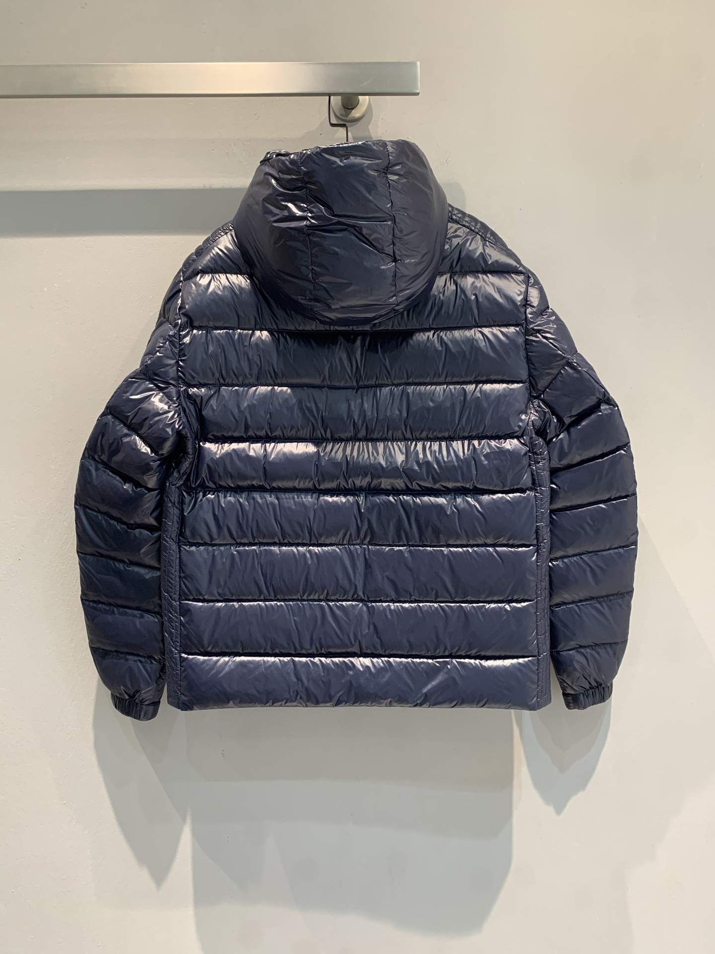 新款🔥出货啦📢 Prad*2025秋冬新款三角标连帽男款羽绒服，经典色+三角铁标，简约又高级! 90%白