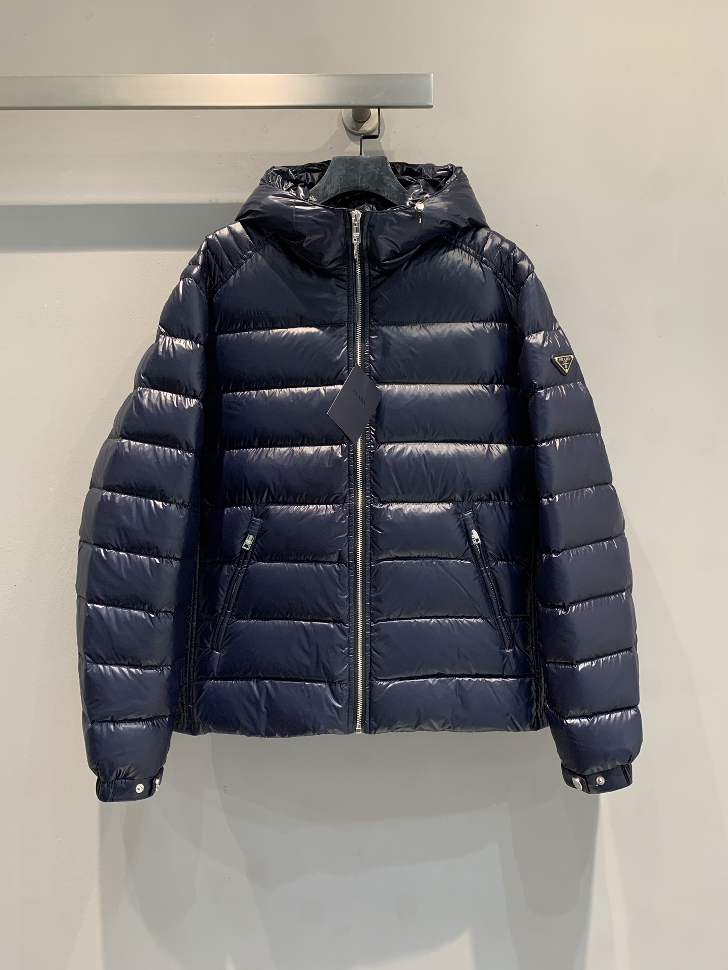 新款🔥出货啦📢 Prad*2025秋冬新款三角标连帽男款羽绒服，经典色+三角铁标，简约又高级! 90%白