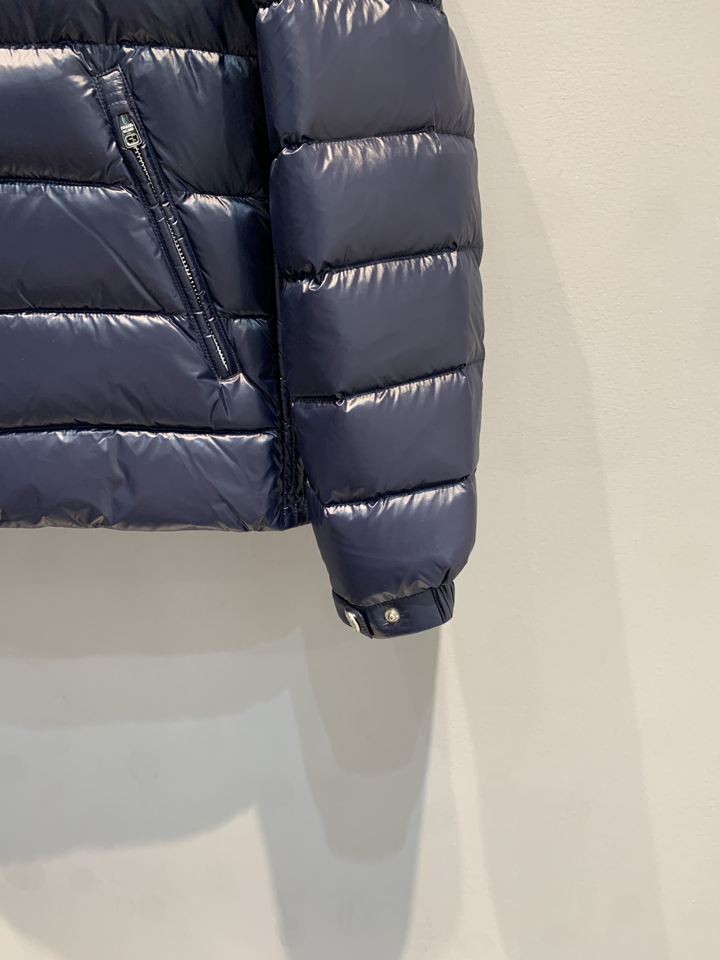 新款🔥出货啦📢 Prad*2025秋冬新款三角标连帽男款羽绒服，经典色+三角铁标，简约又高级! 90%白