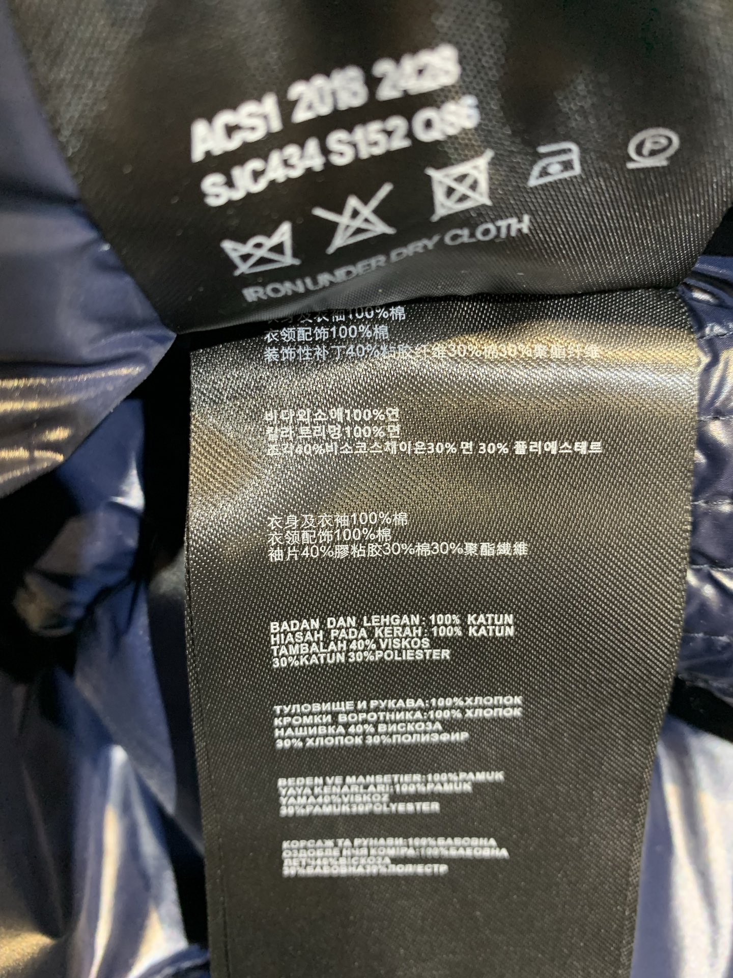 新款🔥出货啦📢 Prad*2025秋冬新款三角标连帽男款羽绒服，经典色+三角铁标，简约又高级! 90%白