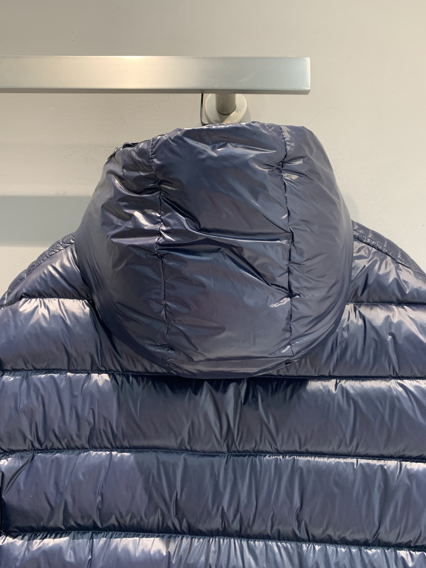 新款🔥出货啦📢 Prad*2025秋冬新款三角标连帽男款羽绒服，经典色+三角铁标，简约又高级! 90%白