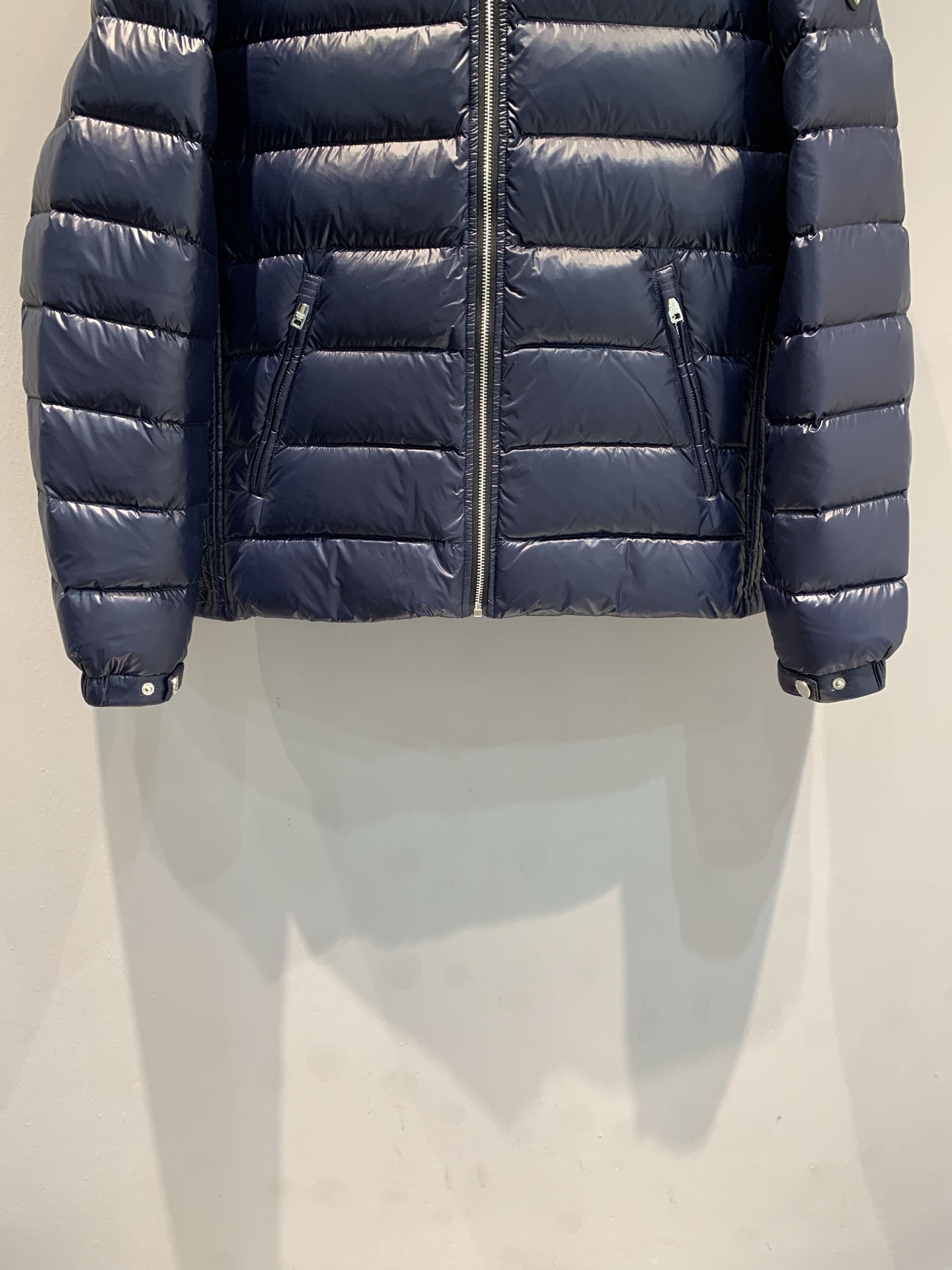 新款🔥出货啦📢 Prad*2025秋冬新款三角标连帽男款羽绒服，经典色+三角铁标，简约又高级! 90%白