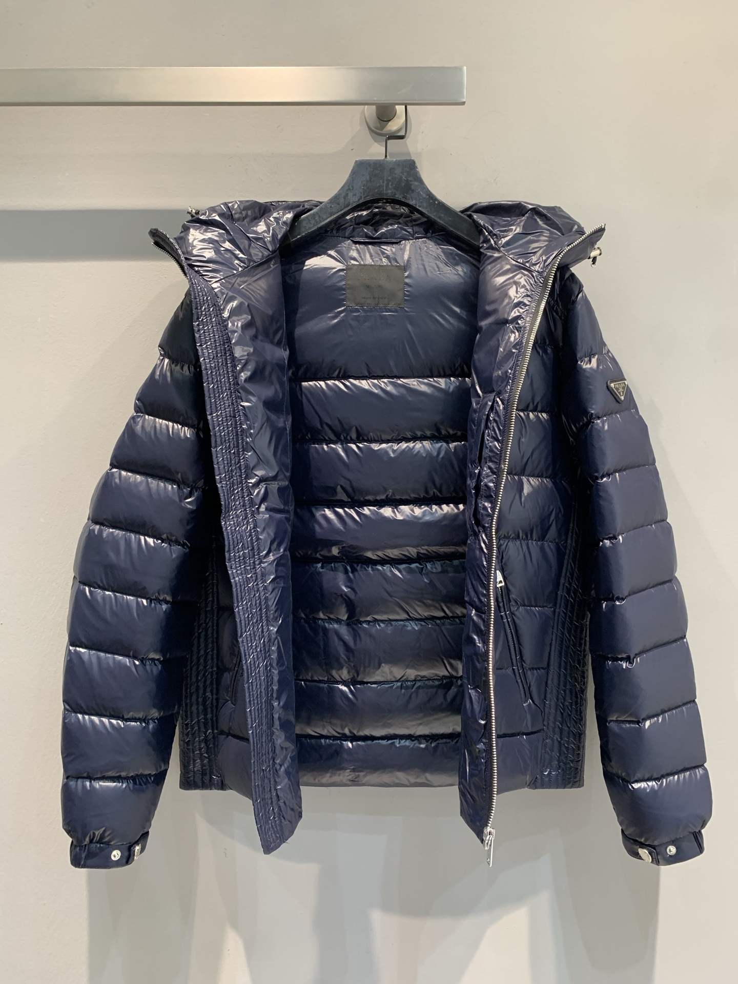 新款🔥出货啦📢 Prad*2025秋冬新款三角标连帽男款羽绒服，经典色+三角铁标，简约又高级! 90%白