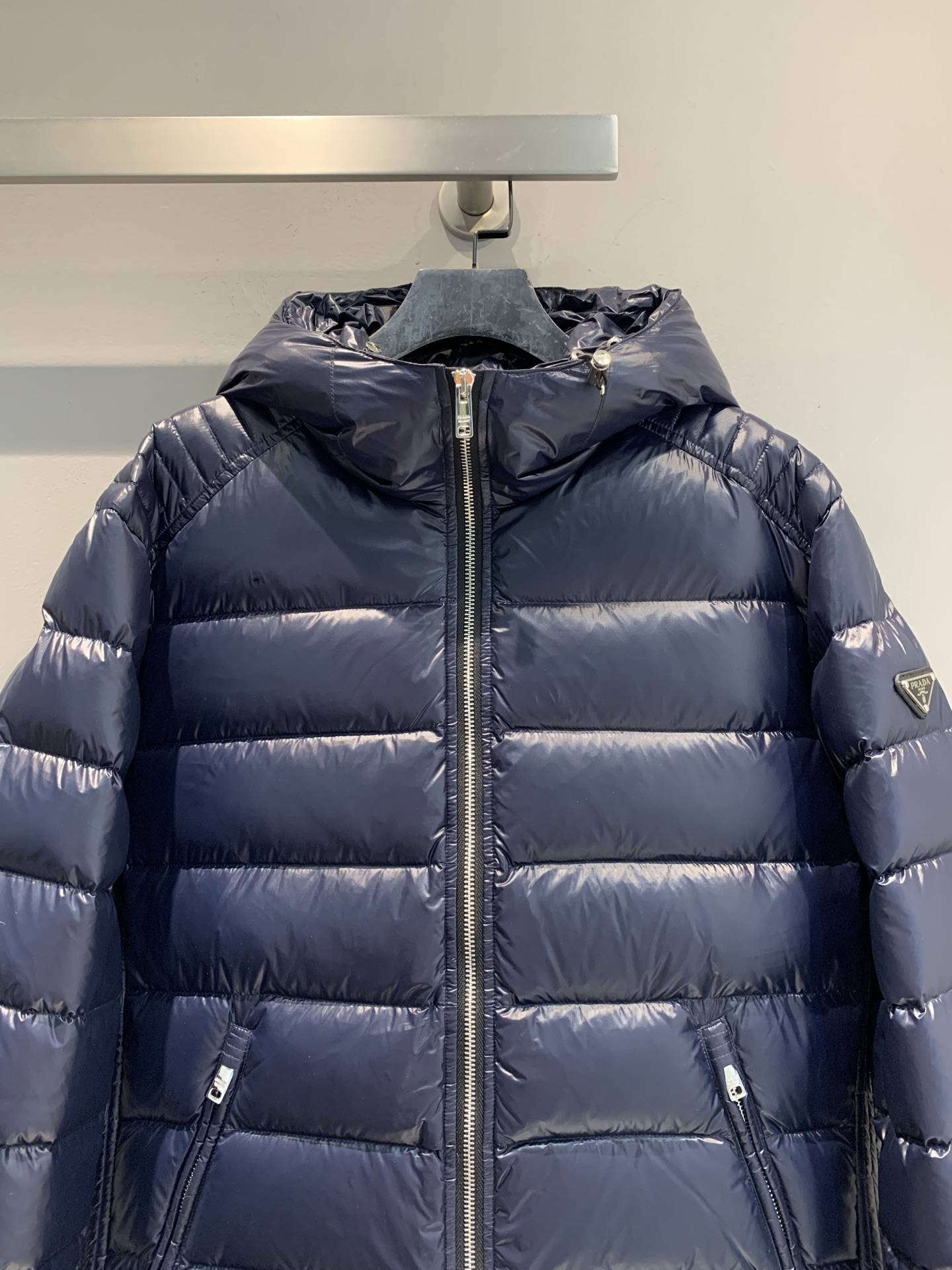 新款🔥出货啦📢 Prad*2025秋冬新款三角标连帽男款羽绒服，经典色+三角铁标，简约又高级! 90%白