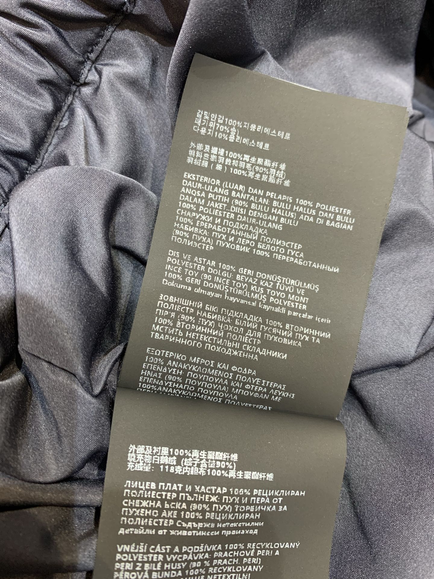 新款🔥出货啦📢 MILiumi*2025秋冬新款运动风立领短款羽绒服。简约运动风，白色线条点缀超有活力!